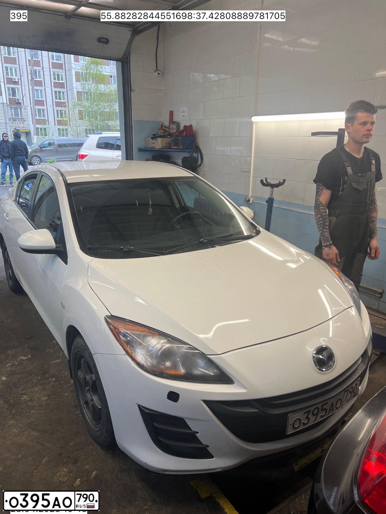 Фото автомобиля MAZDA 3, 2010 — госномер О850ОТ799. Цвет: Белый