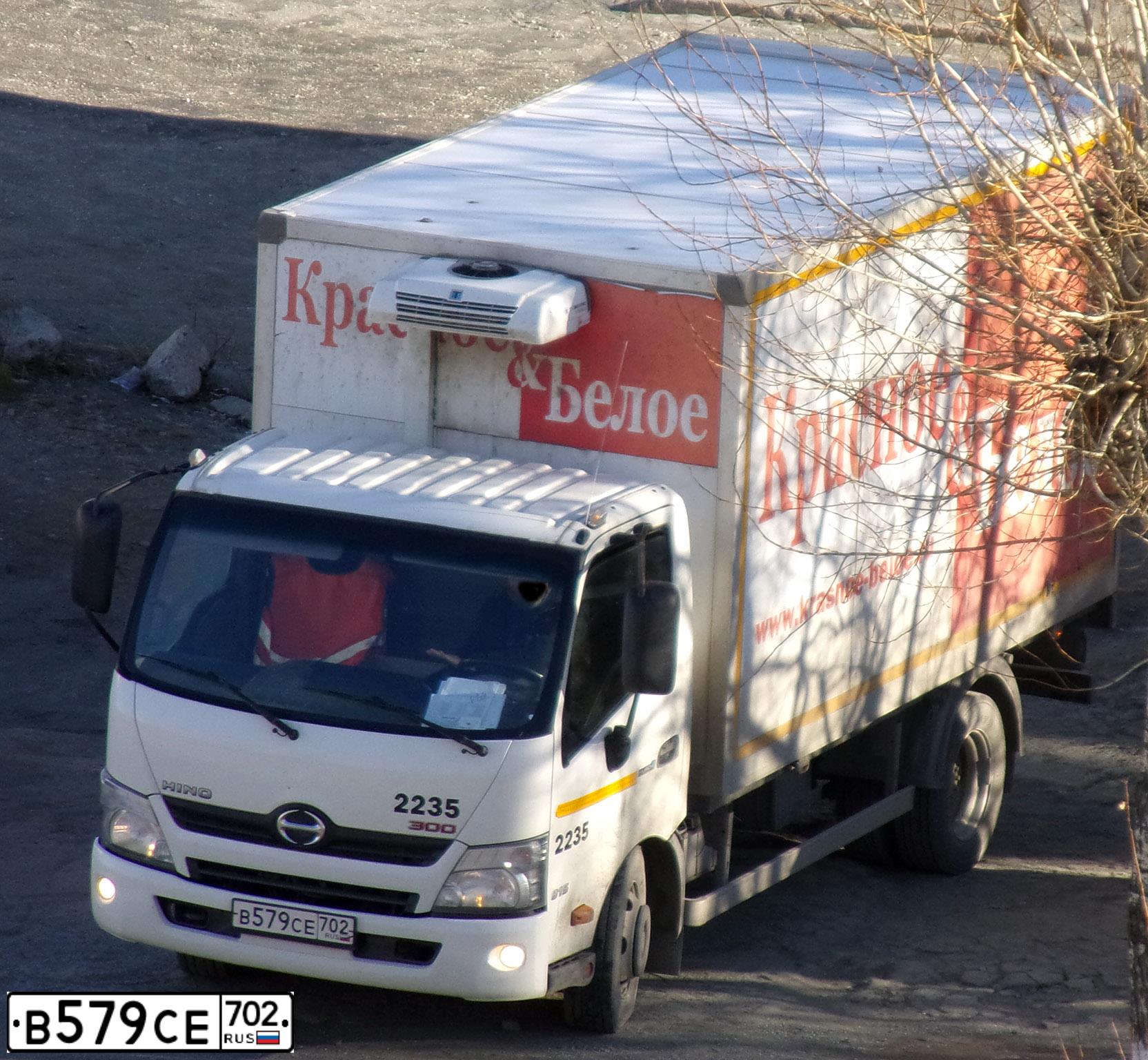 Фото автомобиля HINO 300-SERIE, 2017 — госномер В579СЕ702. Цвет: БЕЛЫЙ
