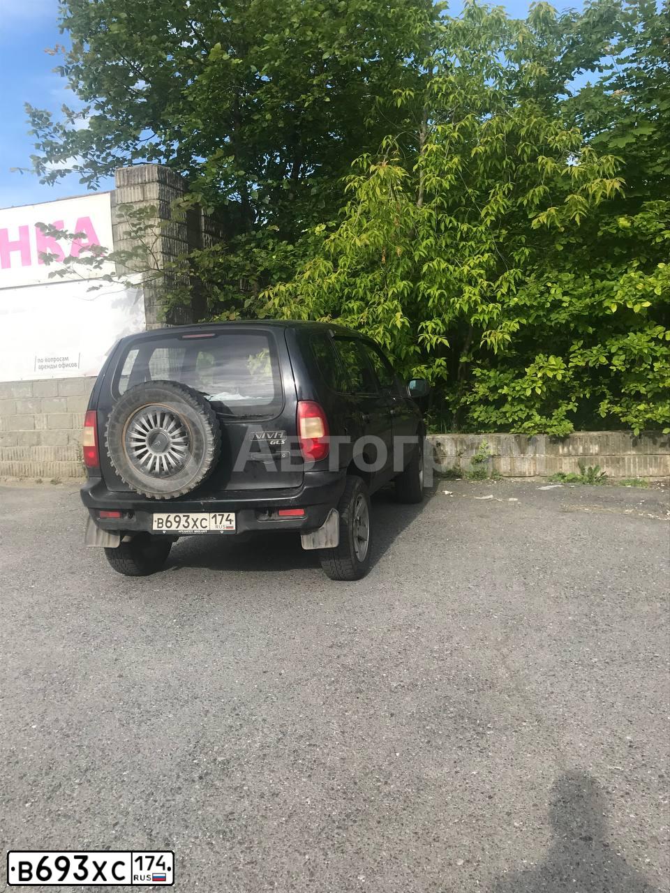 Фото автомобиля CHEVROLET NIVA, 2007 — госномер Е013ХУ96. Цвет: Черно-синий металлик