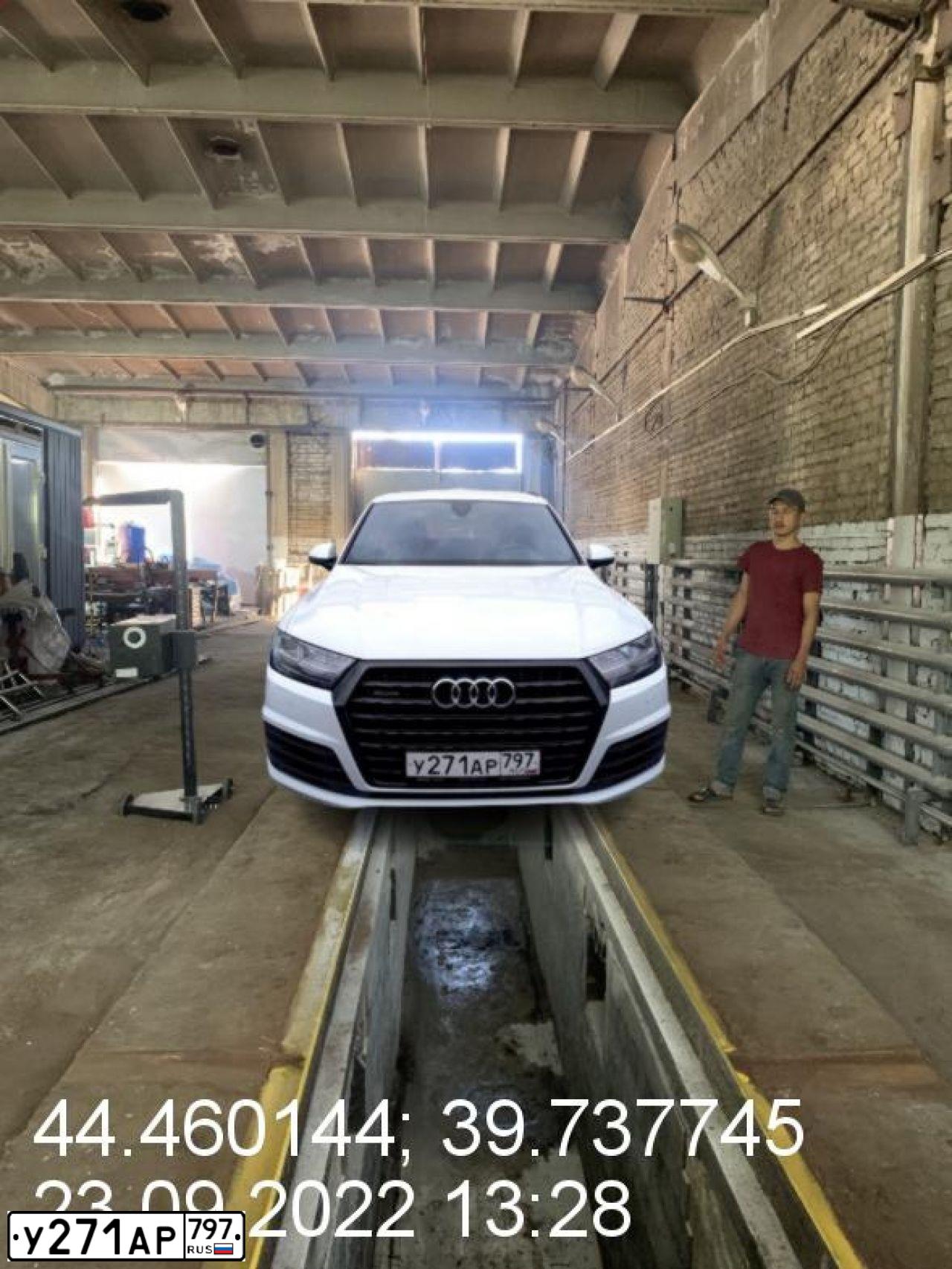 Фото автомобиля AUDI Q7, 2017 — госномер Н451АТ799. Цвет: Белый