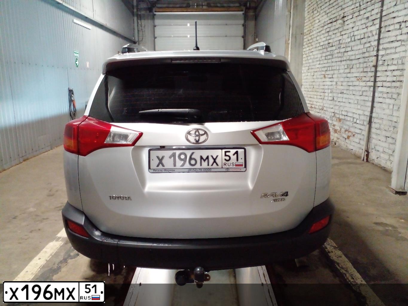 Фото автомобиля TOYOTA RAV4, 2014 — госномер Х196МХ51. Цвет: СЕРЕБРИСТЫЙ