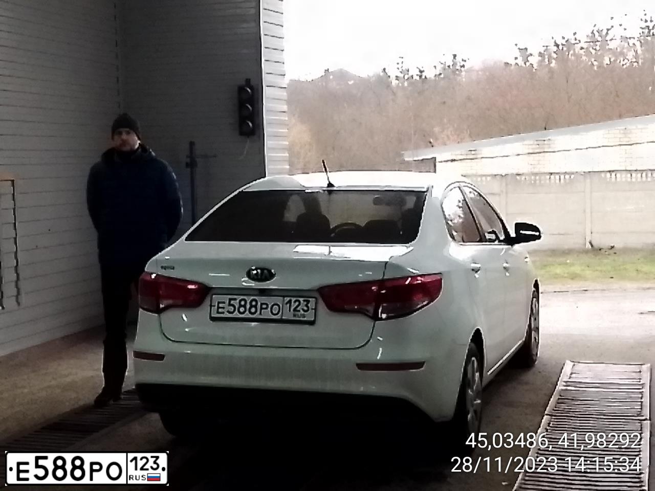 Фото автомобиля KIA RIO, 2016 — госномер Е588РО123. Цвет: Белый