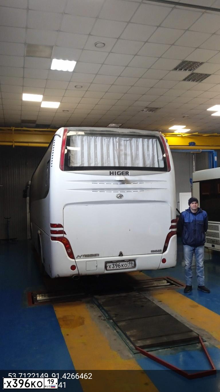 Фото автомобиля HIGER KLQ 6885, 2012 — госномер Р995КМ124. Цвет: Белый