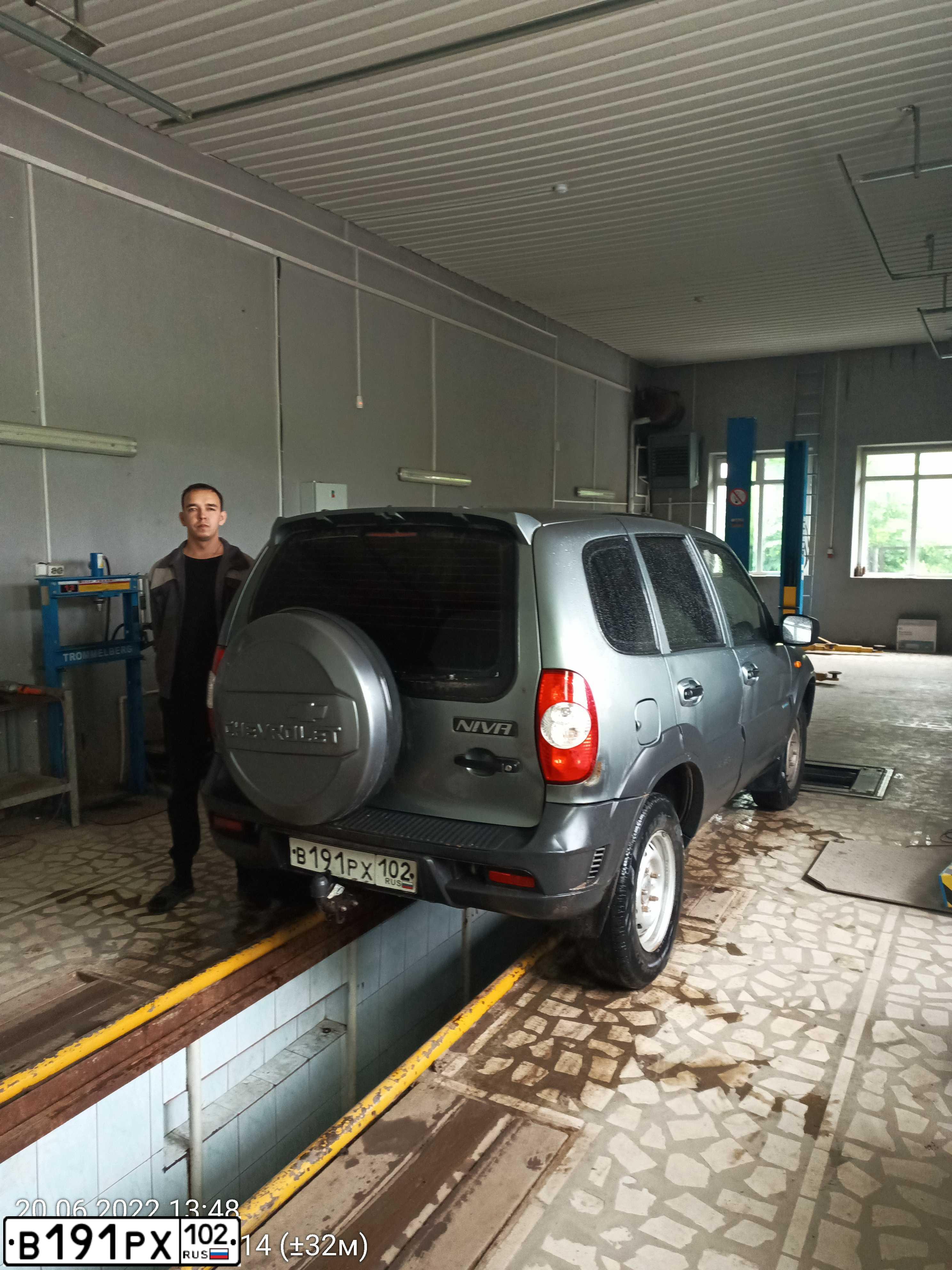 Фото автомобиля CHEVROLET NIVA, 2010 — госномер В191РХ102. Цвет: Темно-серый металлик