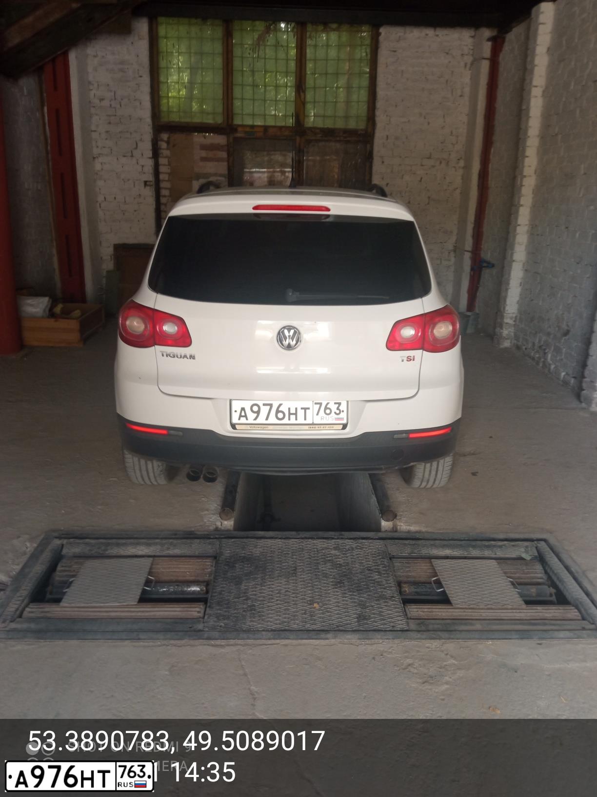 Фото автомобиля VOLKSWAGEN TIGUAN, 2010 — госномер А976НТ763. Цвет: Белый