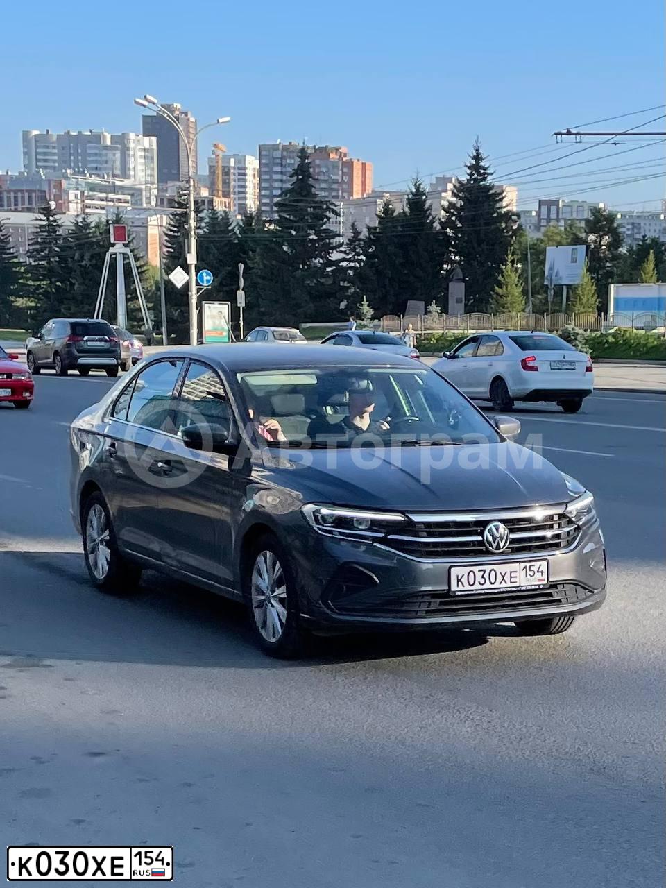 Фото автомобиля VOLKSWAGEN POLO, 2021 — госномер Т099НУ142. Цвет: СЕРЫЙ