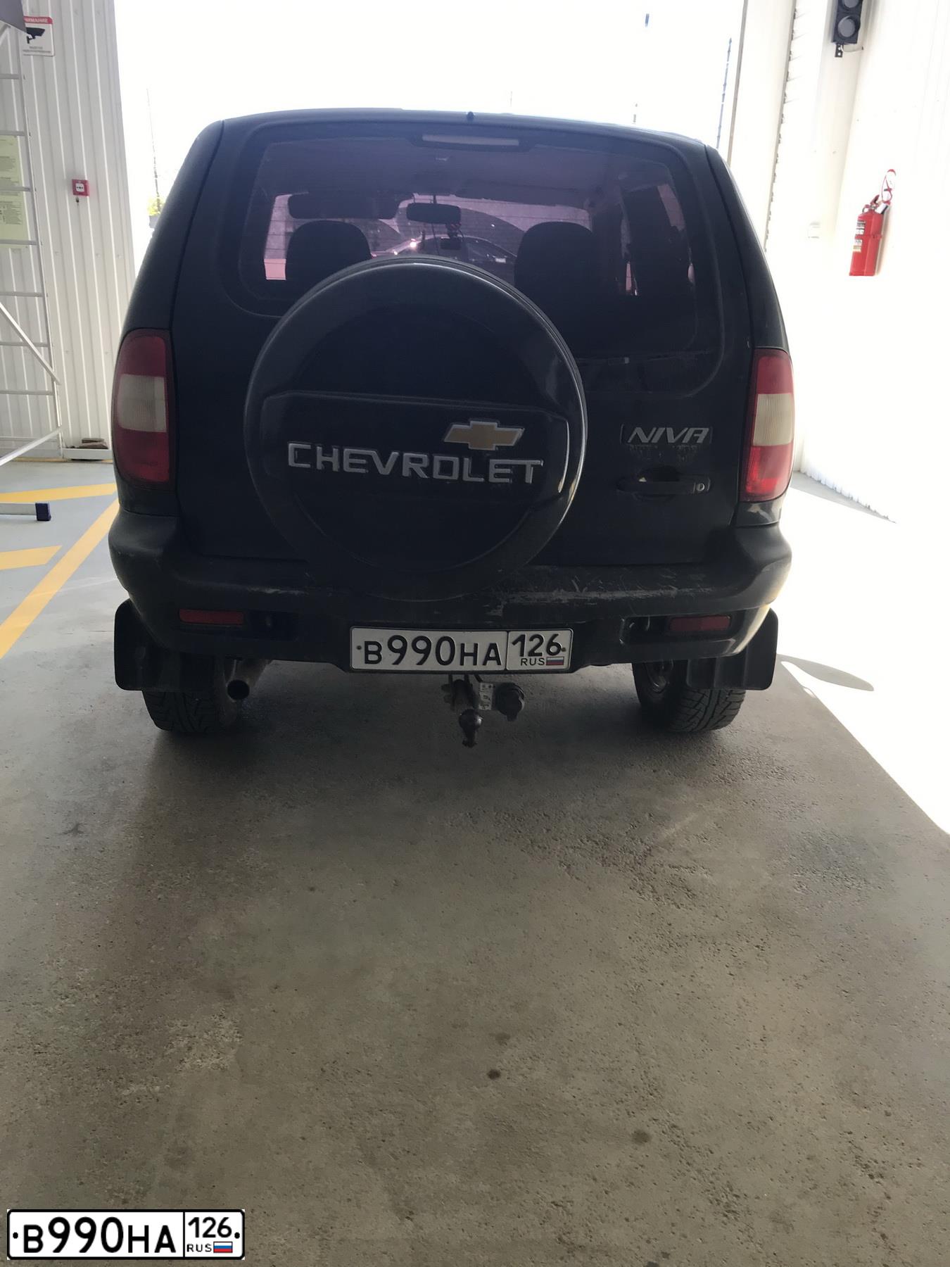 Фото автомобиля CHEVROLET NIVA, 2005 — госномер В990НА126. Цвет: ЧЕРНЫЙ МЕТАЛЛИК