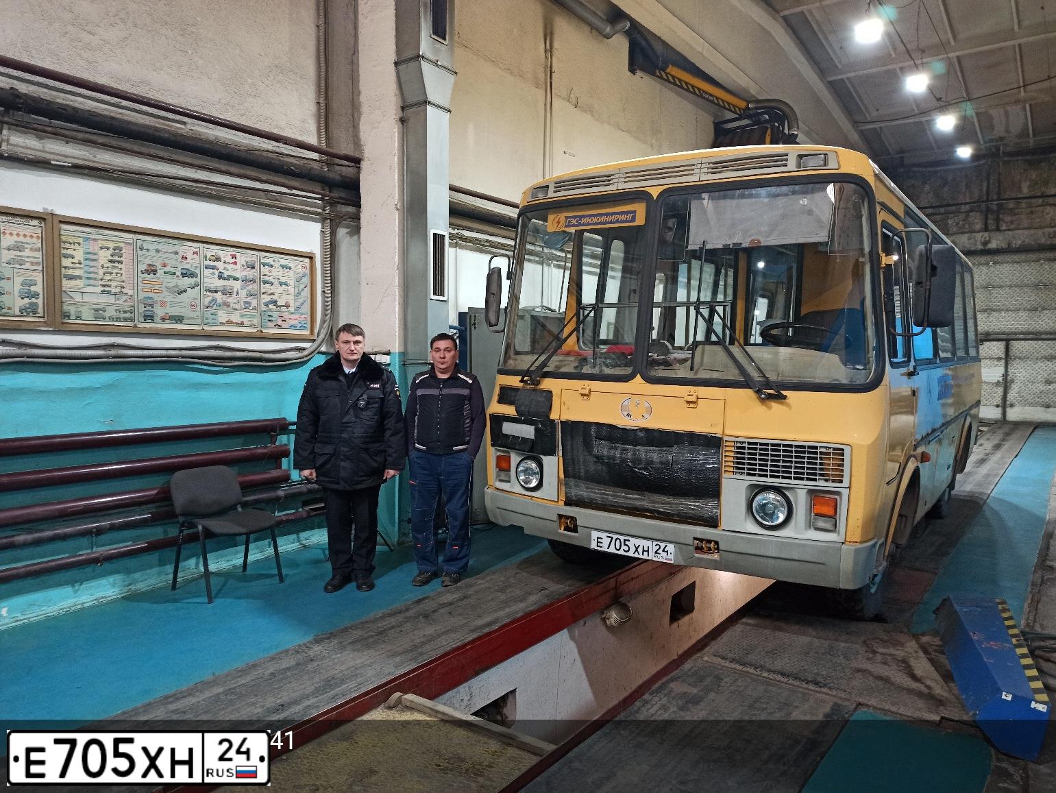 Фото автомобиля PAZ 3205, 2008 — госномер Е705ХН24. Цвет: ЖЕЛТЫЙ