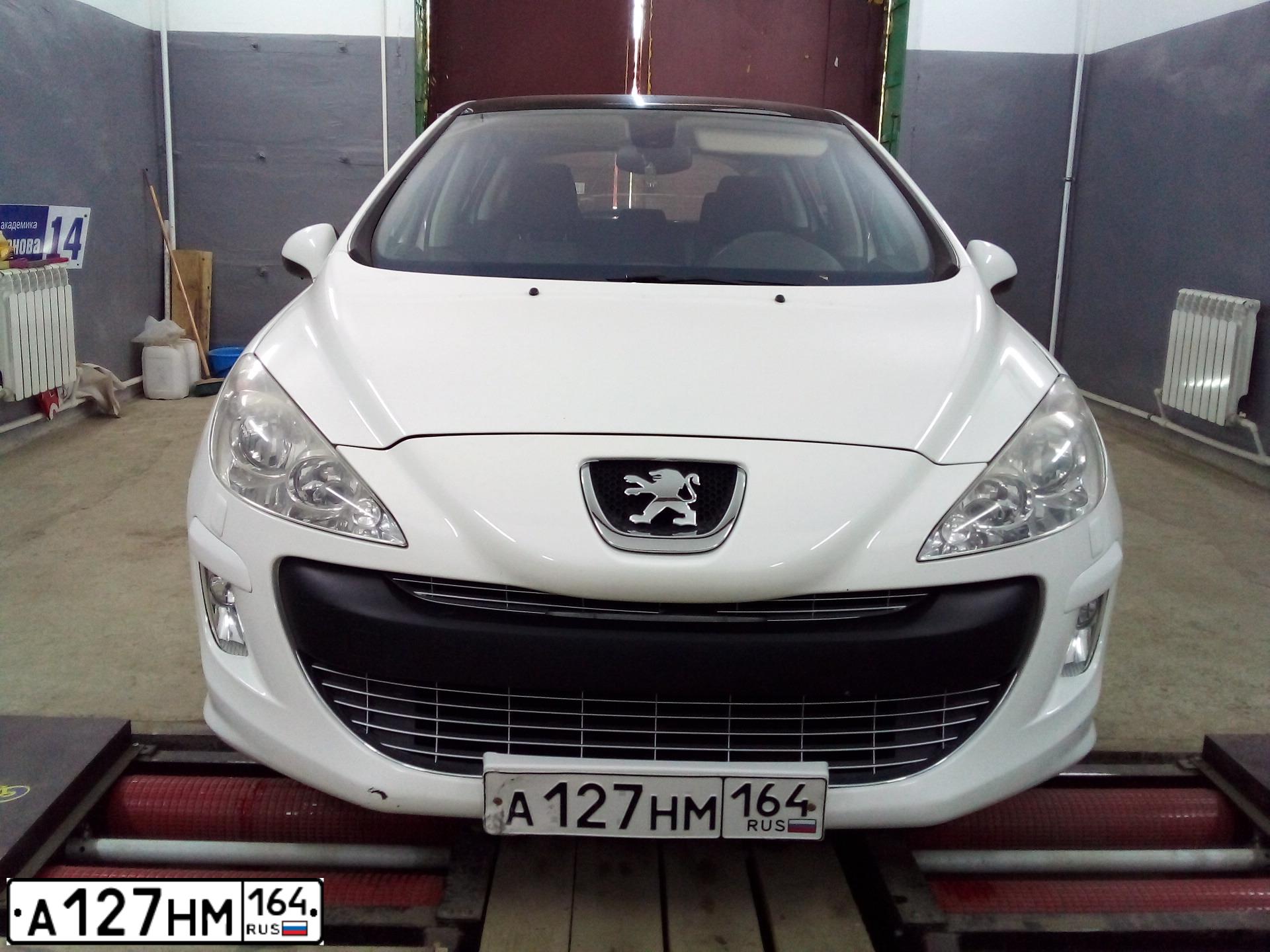 Фото автомобиля PEUGEOT 308, 2009 — госномер А127НМ164. Цвет: Белый