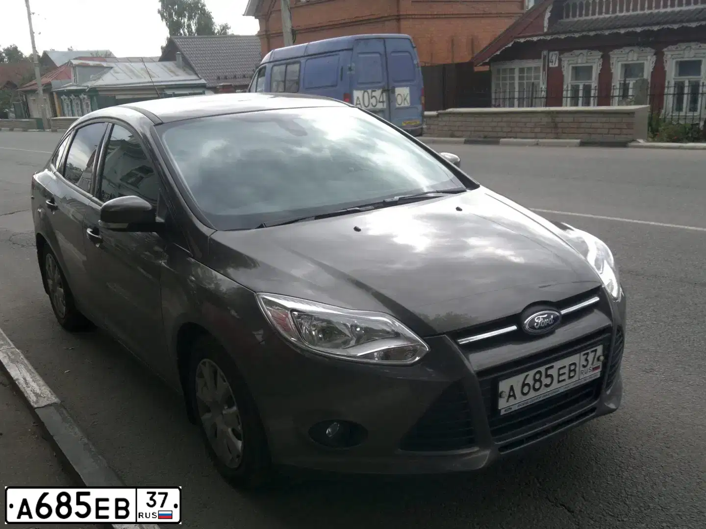 Фото автомобиля FORD FOCUS, 2013 — госномер А685ЕВ37. Цвет: СЕРО-КОРИЧНЕВЫЙ
