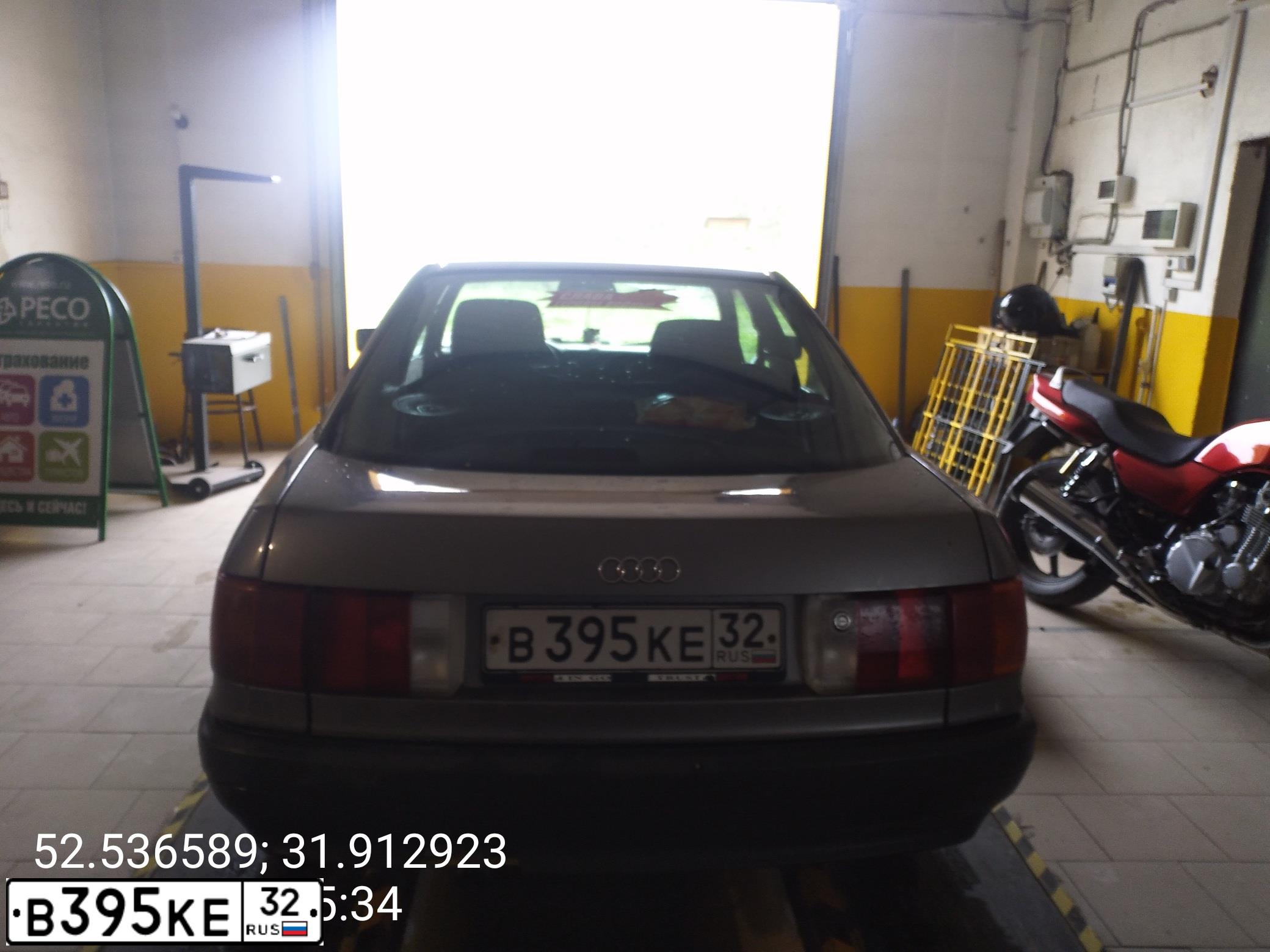 Фото автомобиля AUDI 80, 1988 — госномер В395КЕ32. Цвет: белый(серый)