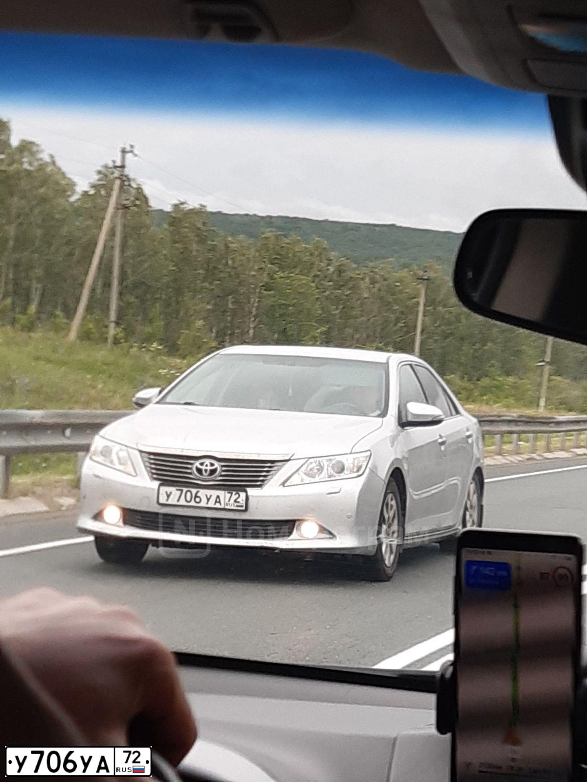 Фото автомобиля TOYOTA CAMRY, 2013 — госномер У706УА72. Цвет: СЕРЕБРИСТЫЙ МЕТАЛЛИК