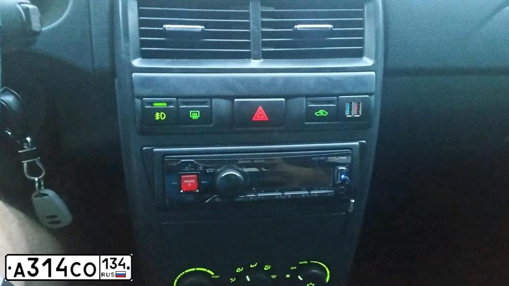 Фото автомобиля LADA PRIORA, 2015 — госномер М693МК136. Цвет: Золотисто-коричневый