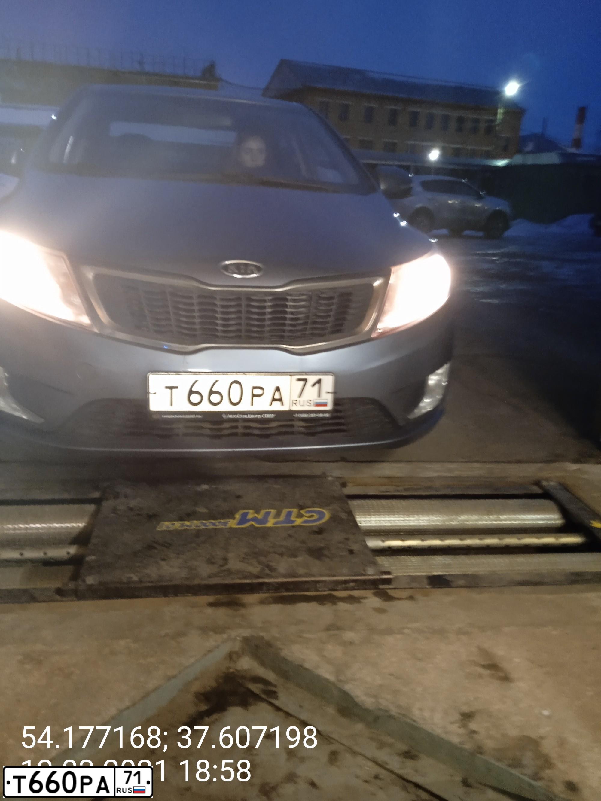 Фото автомобиля KIA RIO, 2013 — госномер Е282НХ77. Цвет: голубой