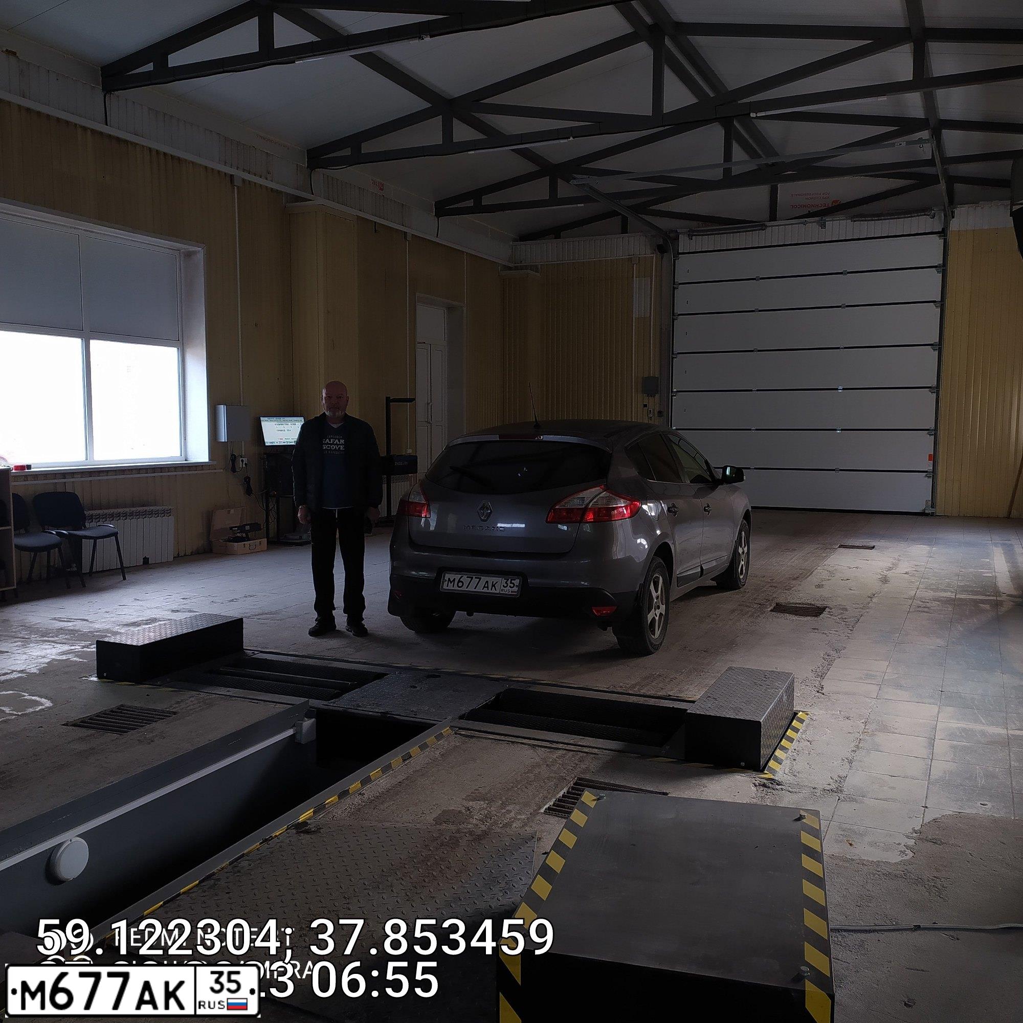 Фото автомобиля RENAULT MEGANE, 2011 — госномер Е144ХВ35. Цвет: СЕРЫЙ