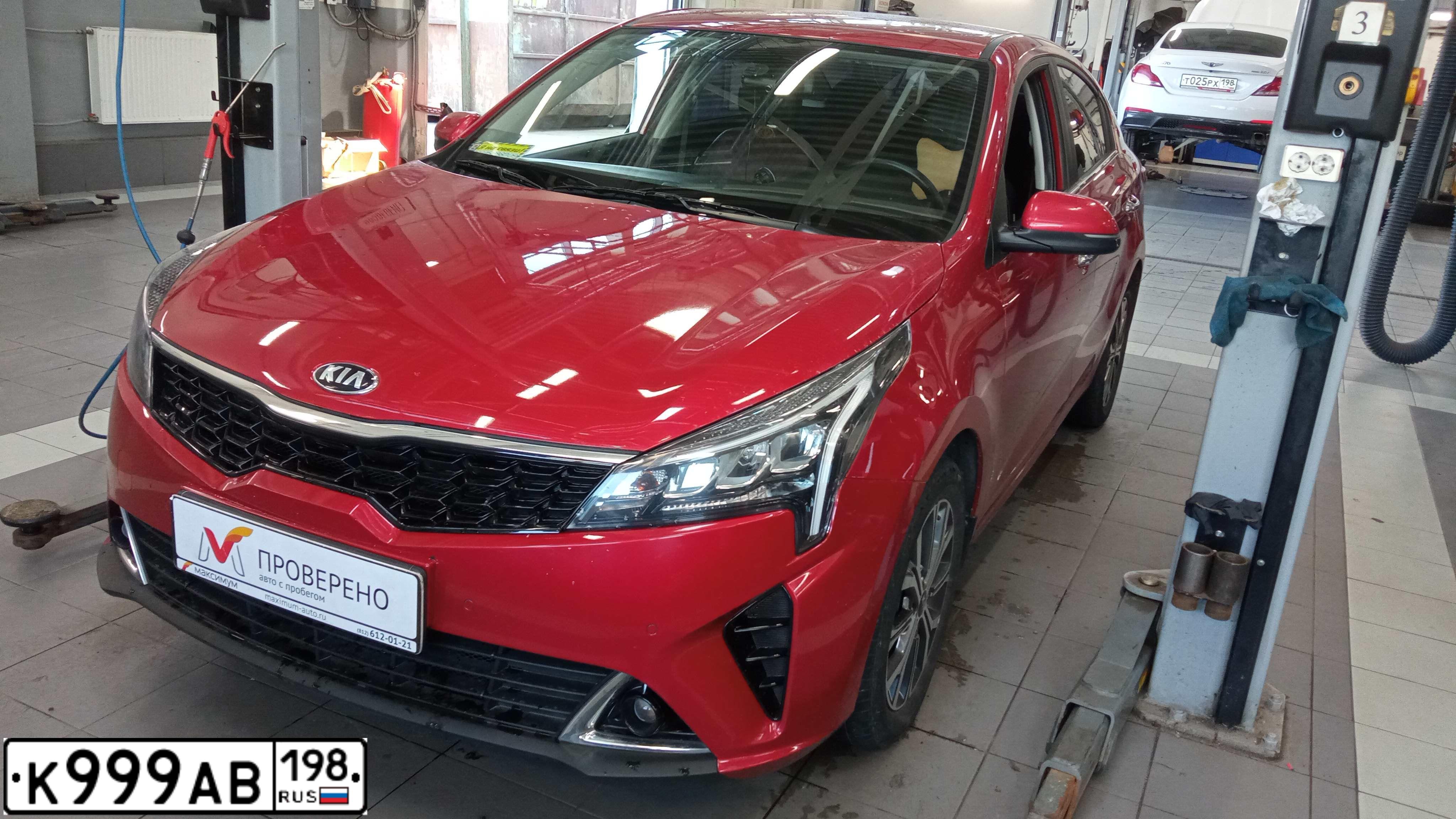 Фото автомобиля KIA RIO, 2020 — госномер У205НН198. Цвет: Красный