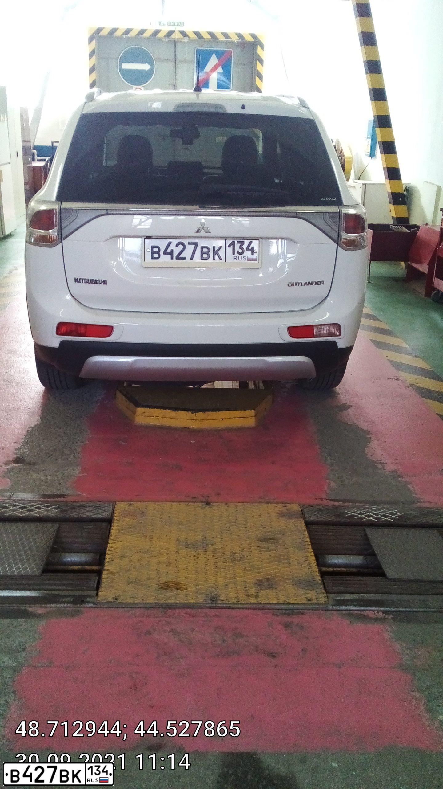 Фото автомобиля MITSUBISHI OUTLANDER, 2014 — госномер В427ВК134. Цвет: БЕЛЫЙ
