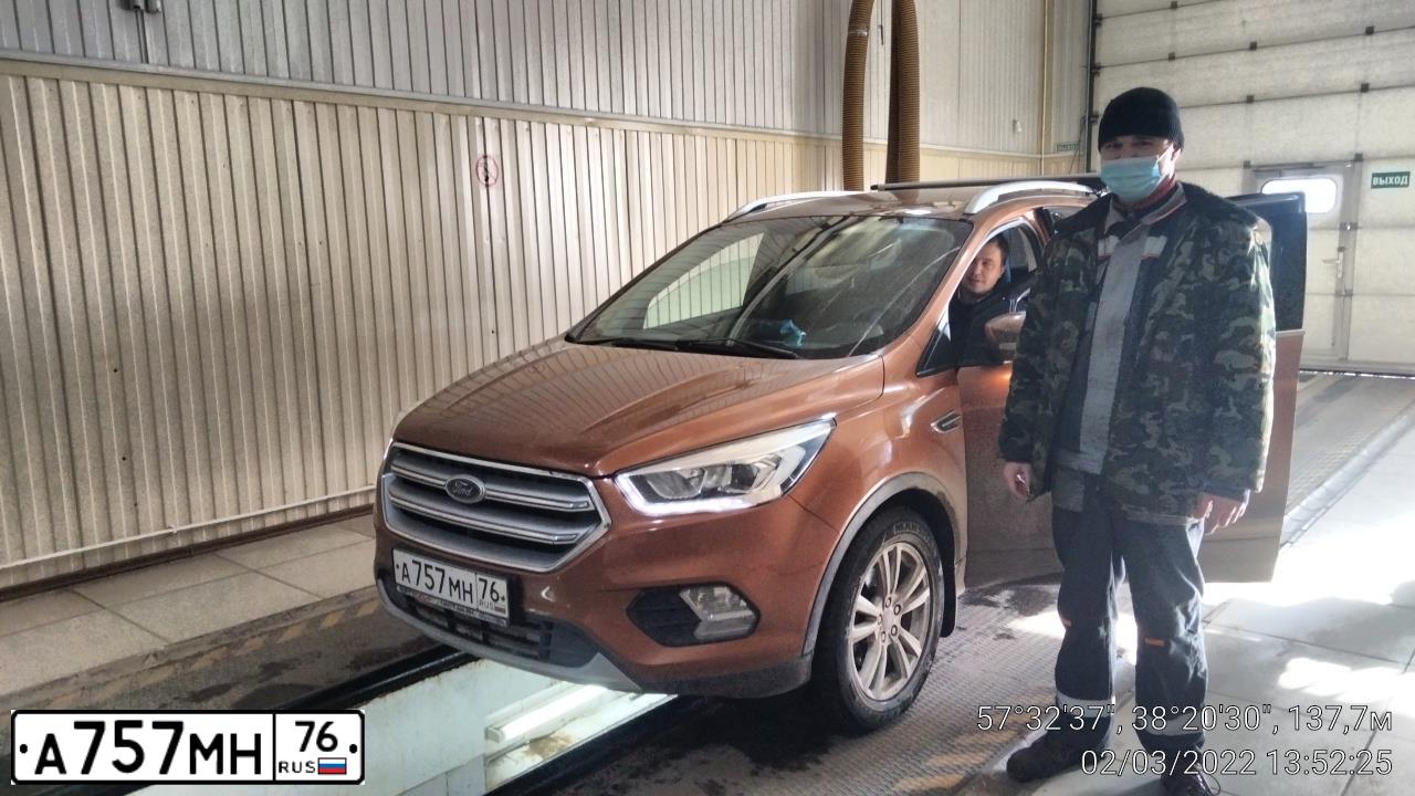 Фото автомобиля FORD KUGA, 2017 — госномер А757МН76. Цвет: Коричневый