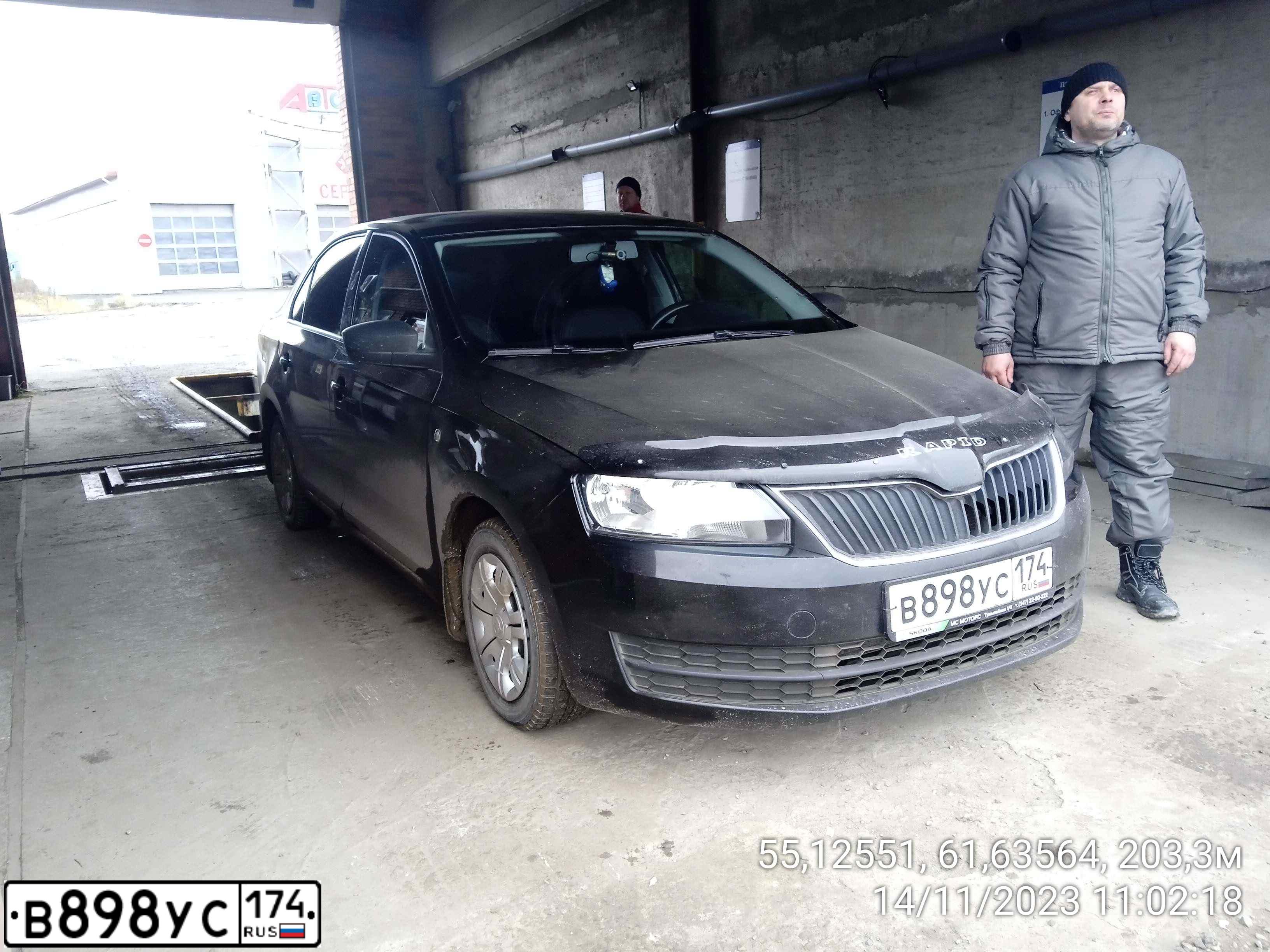 Фото автомобиля SKODA RAPID, 2014 — госномер В898УС174. Цвет: ЧЕРНЫЙ