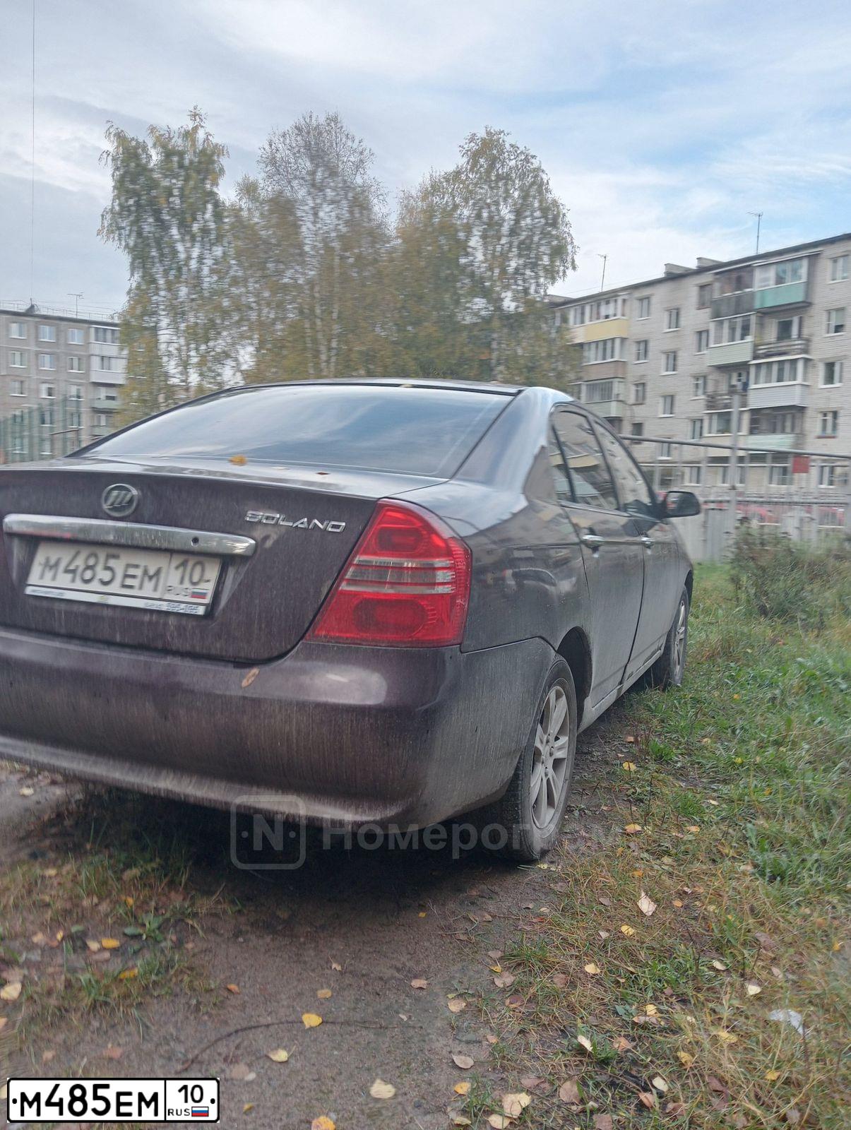 Фото автомобиля LIFAN SOLANO, 2013 — госномер М485ЕМ10. Цвет: ТЕМНО - ВИШНЕВЫЙ