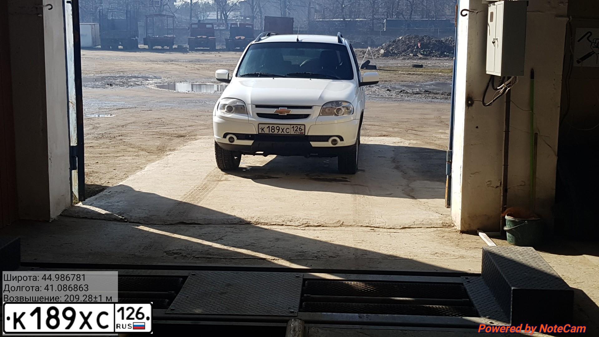 Фото автомобиля CHEVROLET NIVA 212300-55, 2015 — госномер У052СА193. Цвет: ЯРКО - БЕЛЫЙ