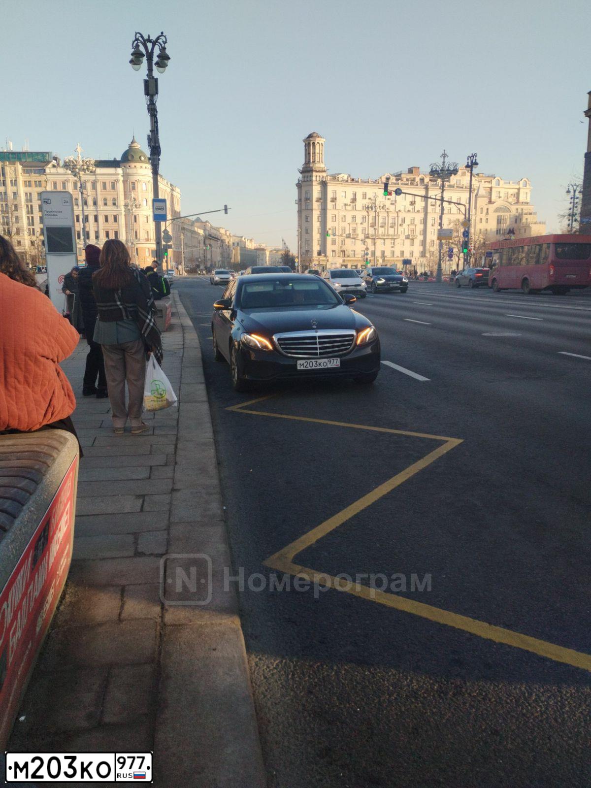 Фото автомобиля MERCEDES E-KLASSE, 2018 — госномер М203КО977. Цвет: ЧЕРНЫЙ