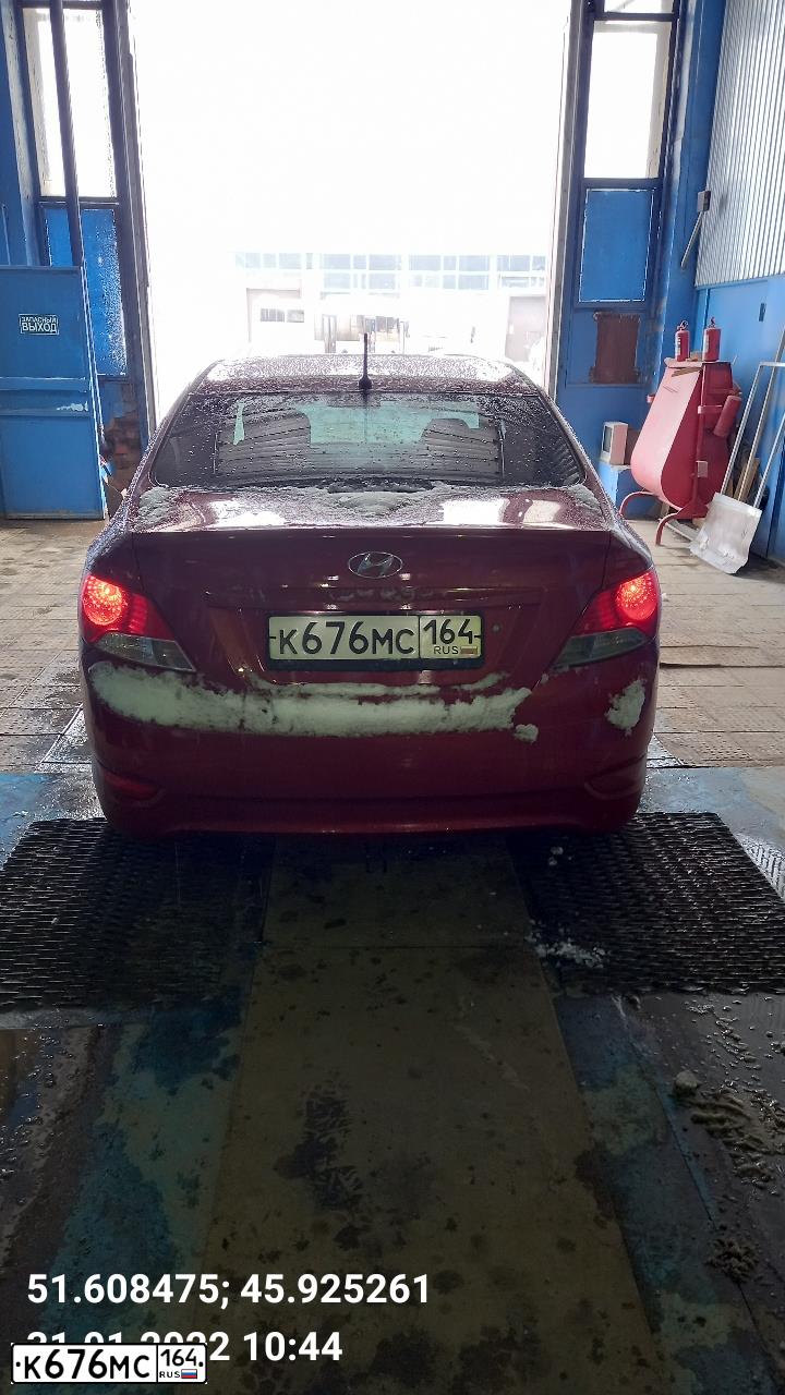 Фото автомобиля HYUNDAI SOLARIS, 2011 — госномер К676МС164. Цвет: КРАСНЫЙ ГРАНАТ