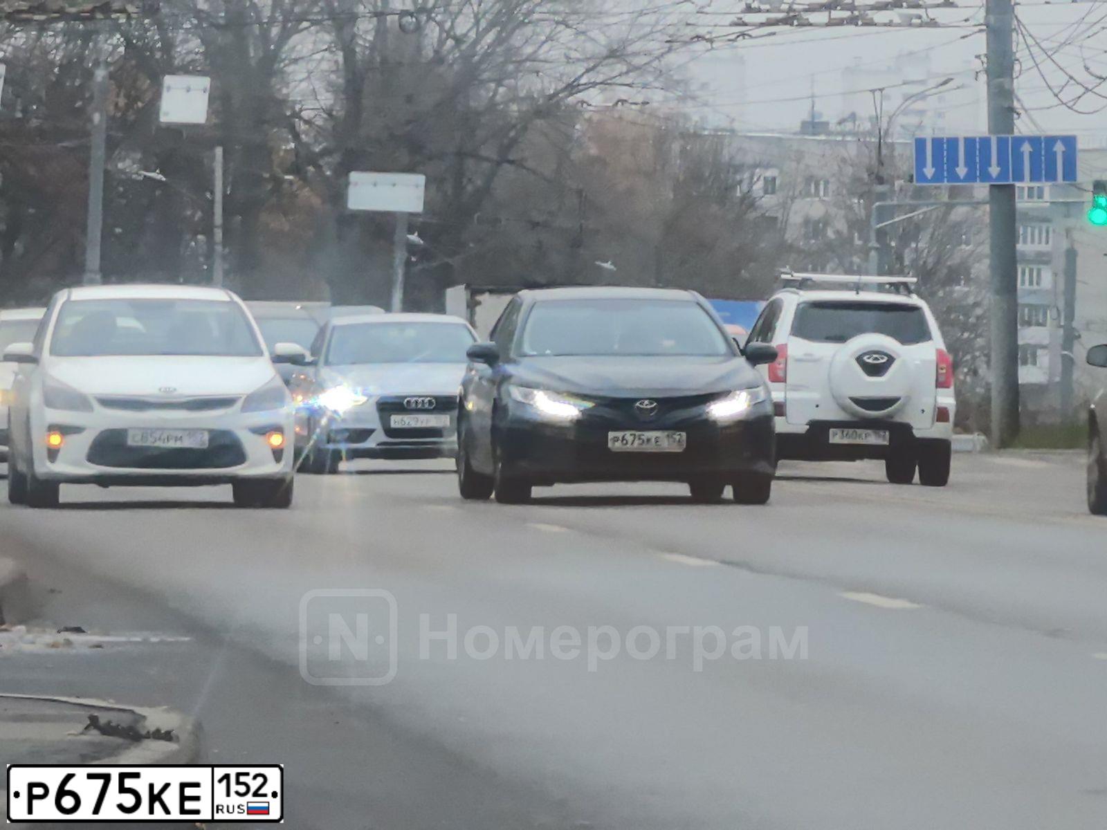 Фото автомобиля TOYOTA CAMRY, 2018 — госномер Р675КЕ152. Цвет: ЧЕРНЫЙ