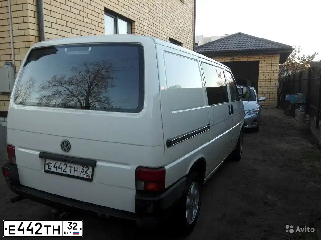 Фото автомобиля VOLKSWAGEN TRANSPORTER, 1993 — госномер Е066ВМ136. Цвет: БЕЛЫЙ