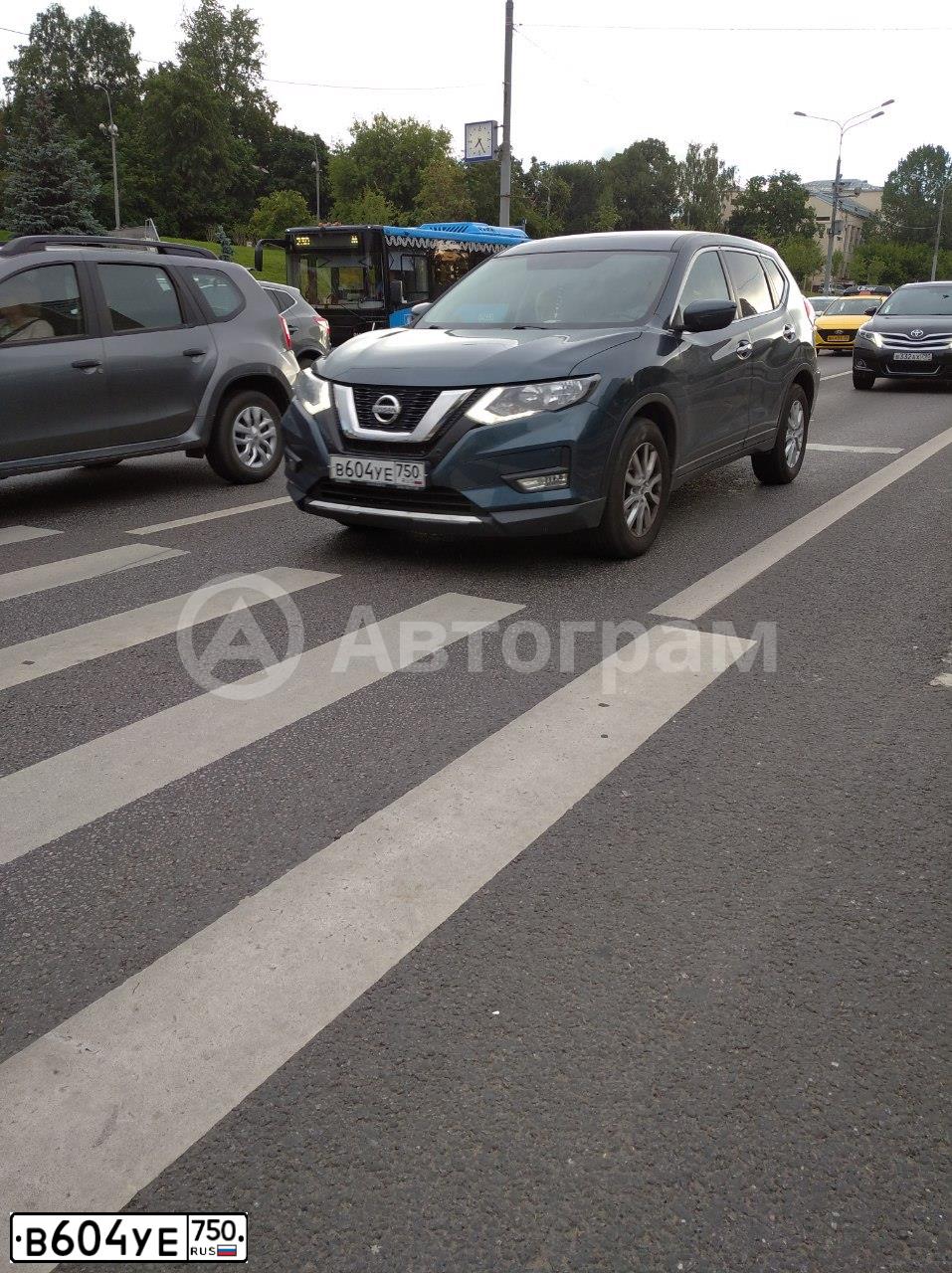 Фото автомобиля NISSAN X-TRAIL, 2019 — госномер В604УЕ750. Цвет: ТЕМНО-СИНИЙ