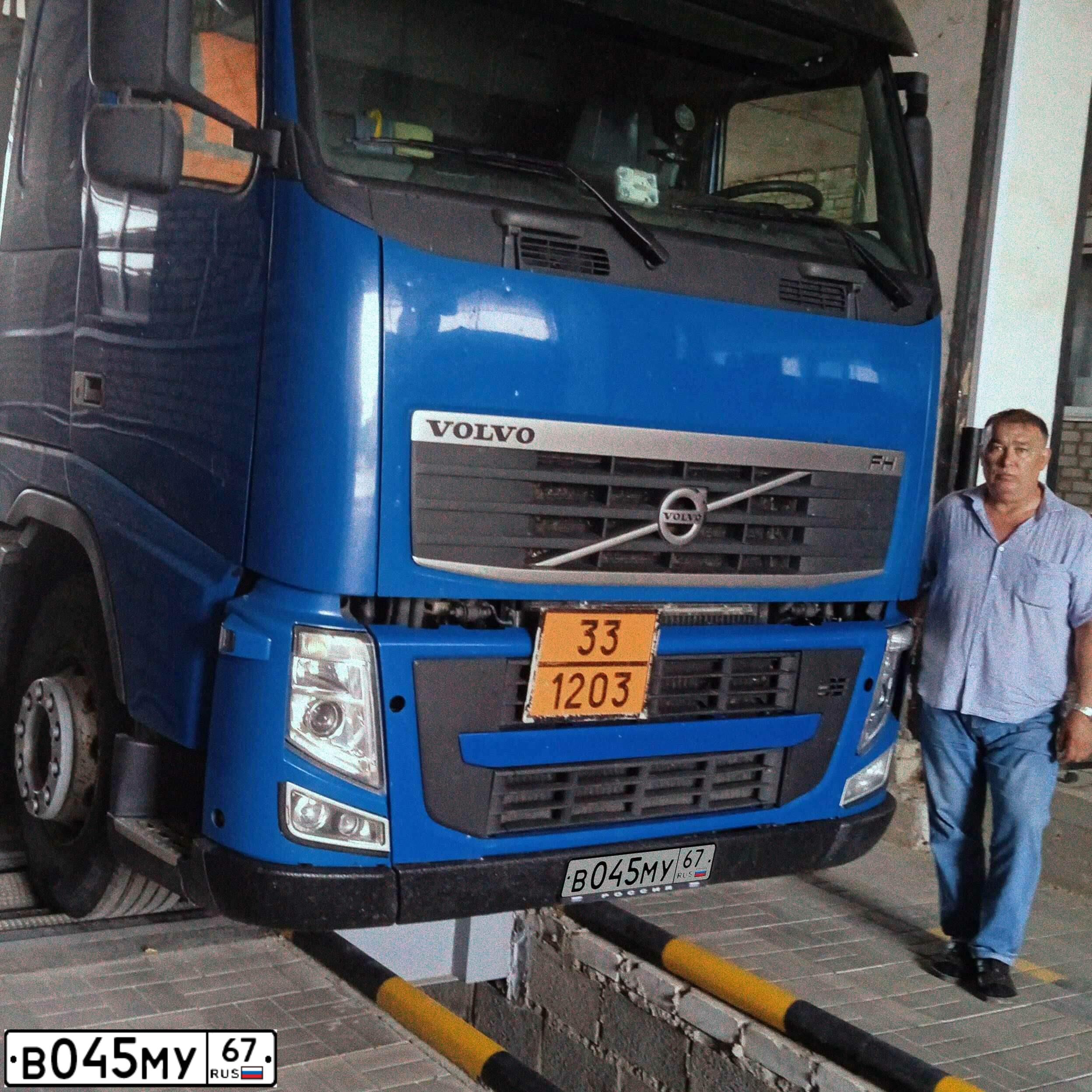 Фото автомобиля VOLVO SERIE FH /4X2/, 2010 — госномер В045МУ67. Цвет: СИНИЙ