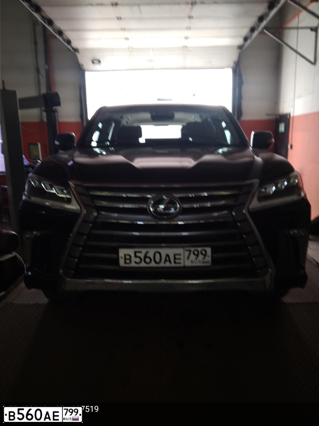 Фото автомобиля LEXUS LX, 2017 — госномер В560АЕ799. Цвет: ЧЕРНЫЙ