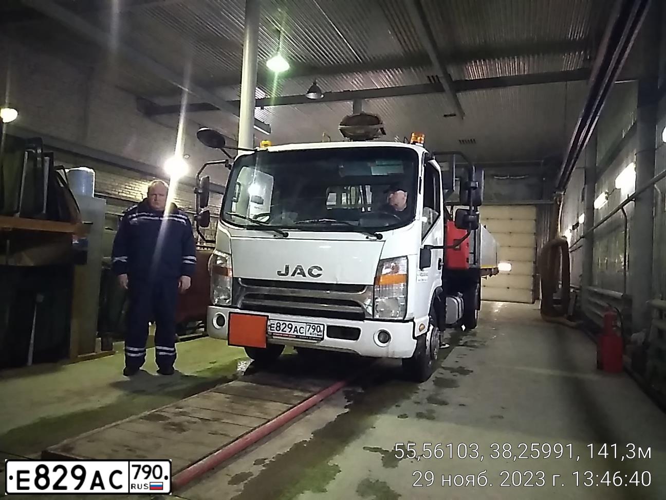 Фото автомобиля JAC HFC-SERIE, 2019 — госномер Е829АС790. Цвет: Белый