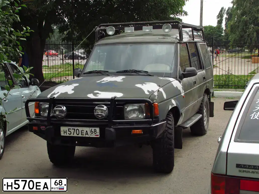 Фото автомобиля LANDROVER DISCOVERY, 1995 — госномер К310ВО99. Цвет: КОМБИНИРОВАННЫЙ