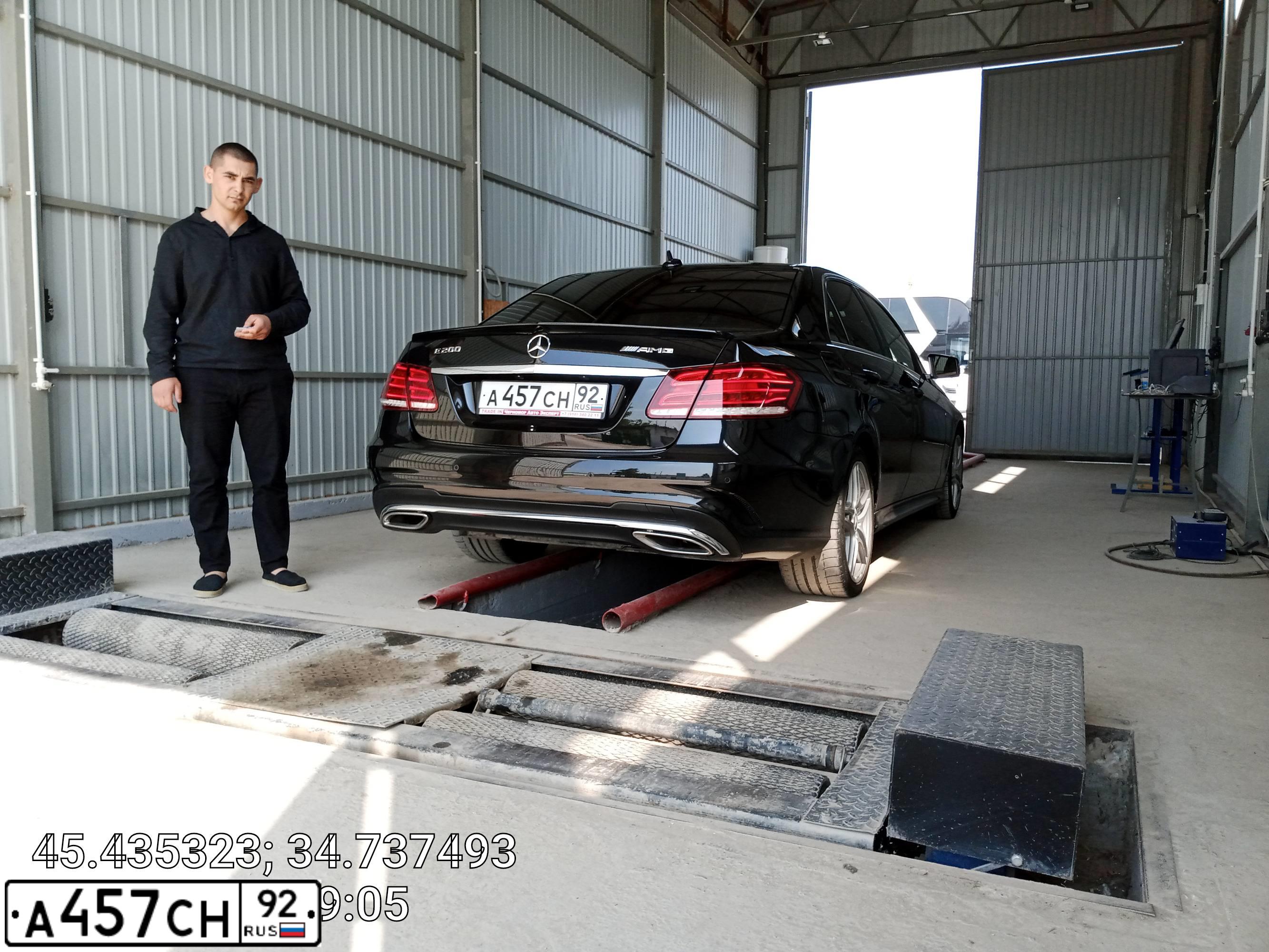 Фото автомобиля MERCEDES E-KLASSE, 2013 — госномер У999ТК98. Цвет: ЧЕРНЫЙ