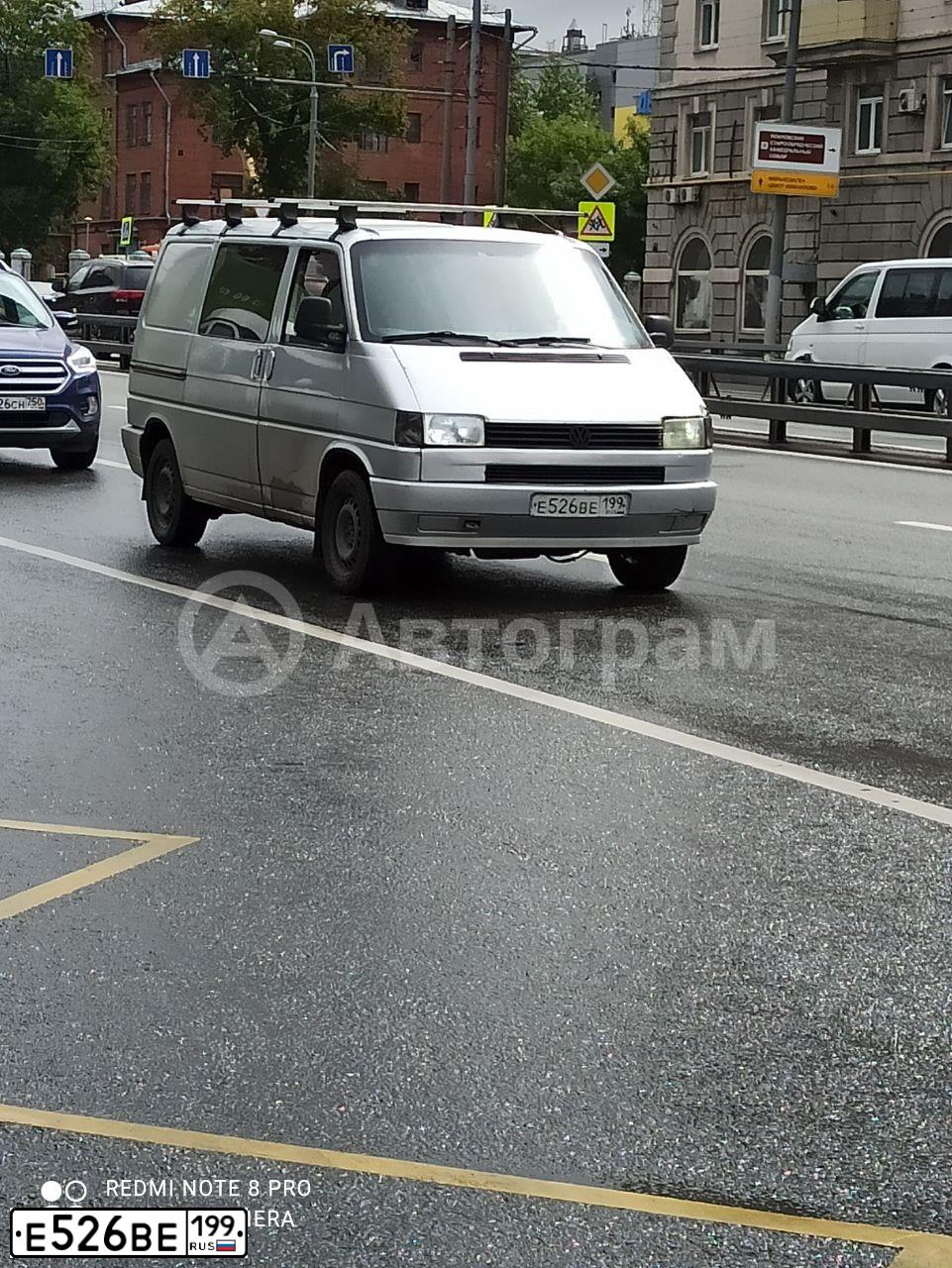 Фото автомобиля VOLKSWAGEN TRANSPORTER, 1993 — госномер Е526ВЕ199. Цвет: СЕРЫЙ