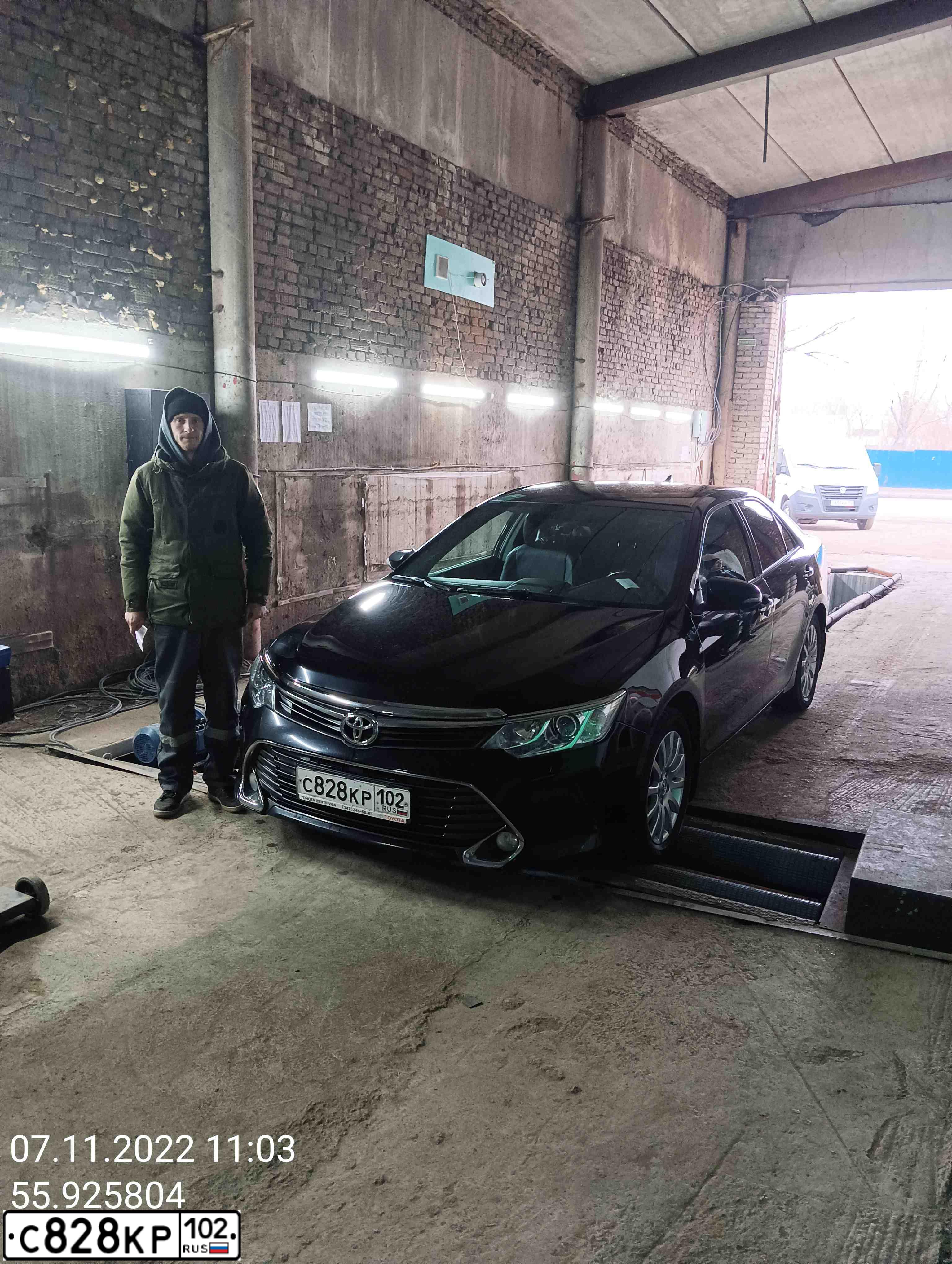 Фото автомобиля TOYOTA CAMRY, 2015 — госномер А006ВТ102. Цвет: ЧЕРНЫЙ МЕТАЛЛИК