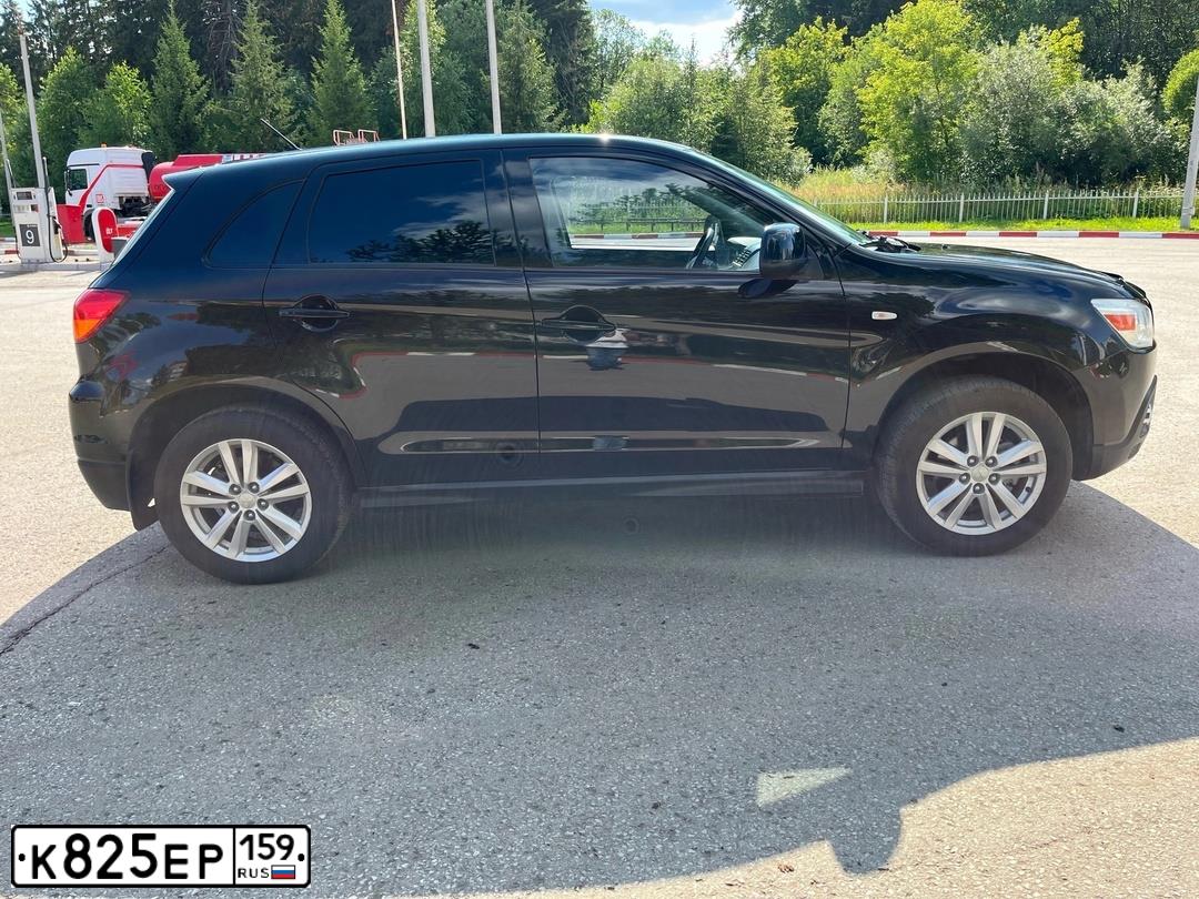 Фото автомобиля MITSUBISHI ASX, 2012 — госномер К825ЕР159. Цвет: ЧЕРНЫЙ