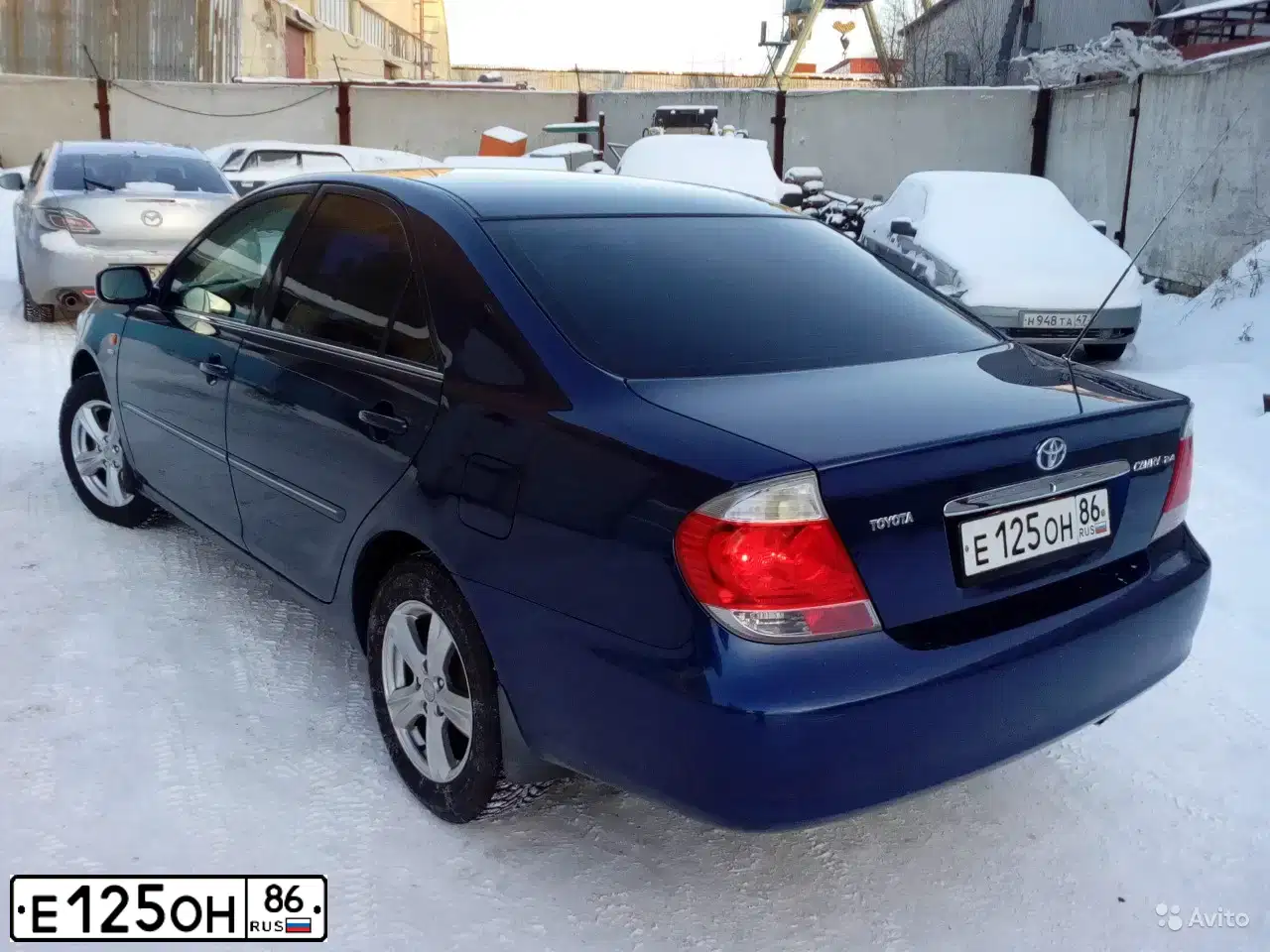Фото автомобиля TOYOTA CAMRY, 2005 — госномер Т702УТ72. Цвет: ТЕМНО-СИНИЙ