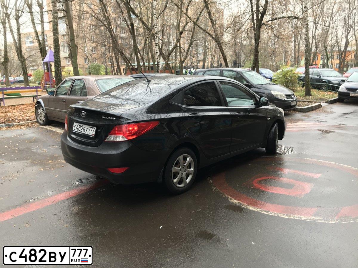 Фото автомобиля HYUNDAI SOLARIS, 2011 — госномер С135МО197. Цвет: ЧЕРНЫЙ