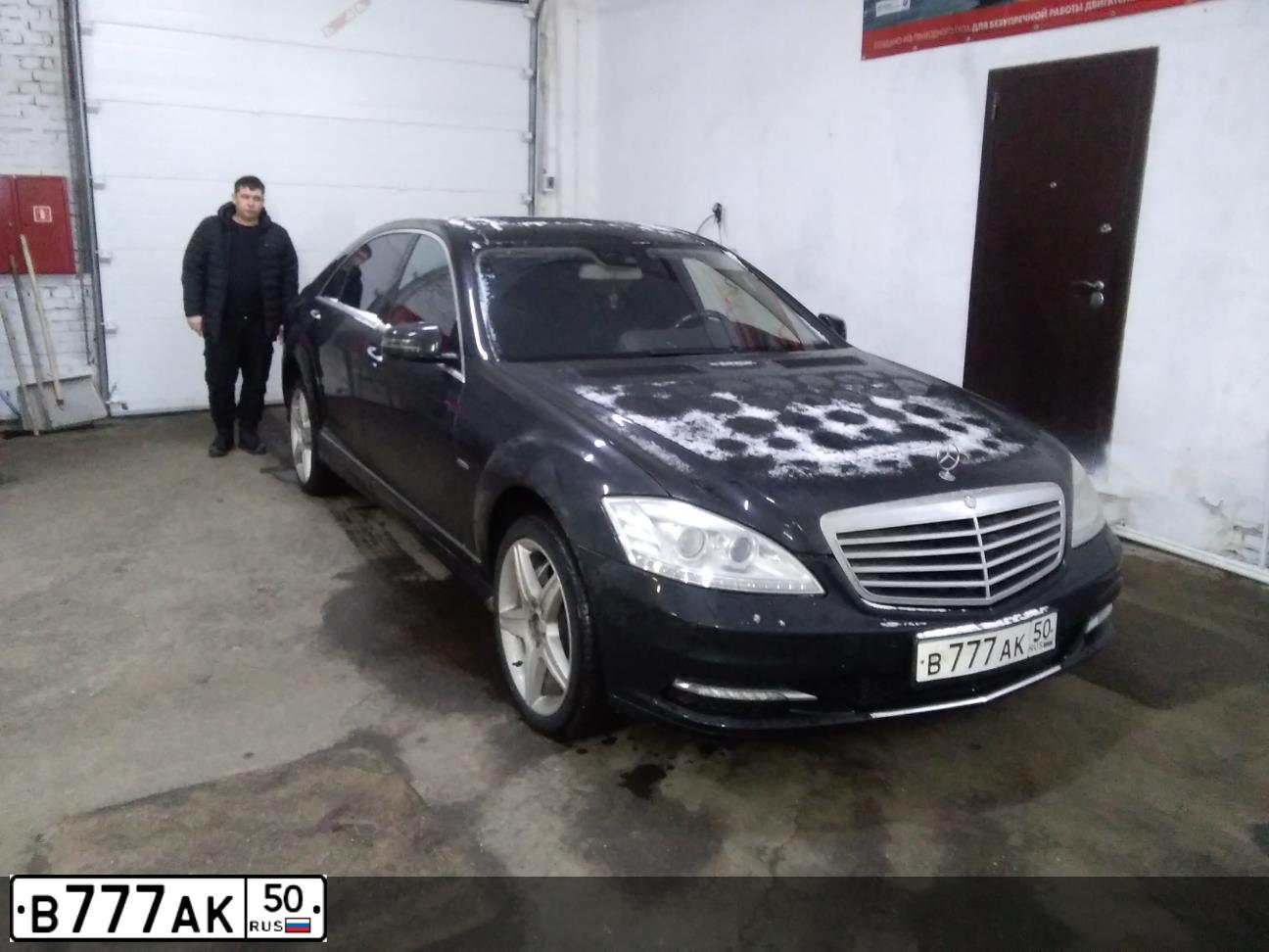 Фото автомобиля МЕРСЕДЕС-БЕНЦ S500 4 MATIC, 2011 — госномер А800МР97. Цвет: ЧЕРНЫЙ