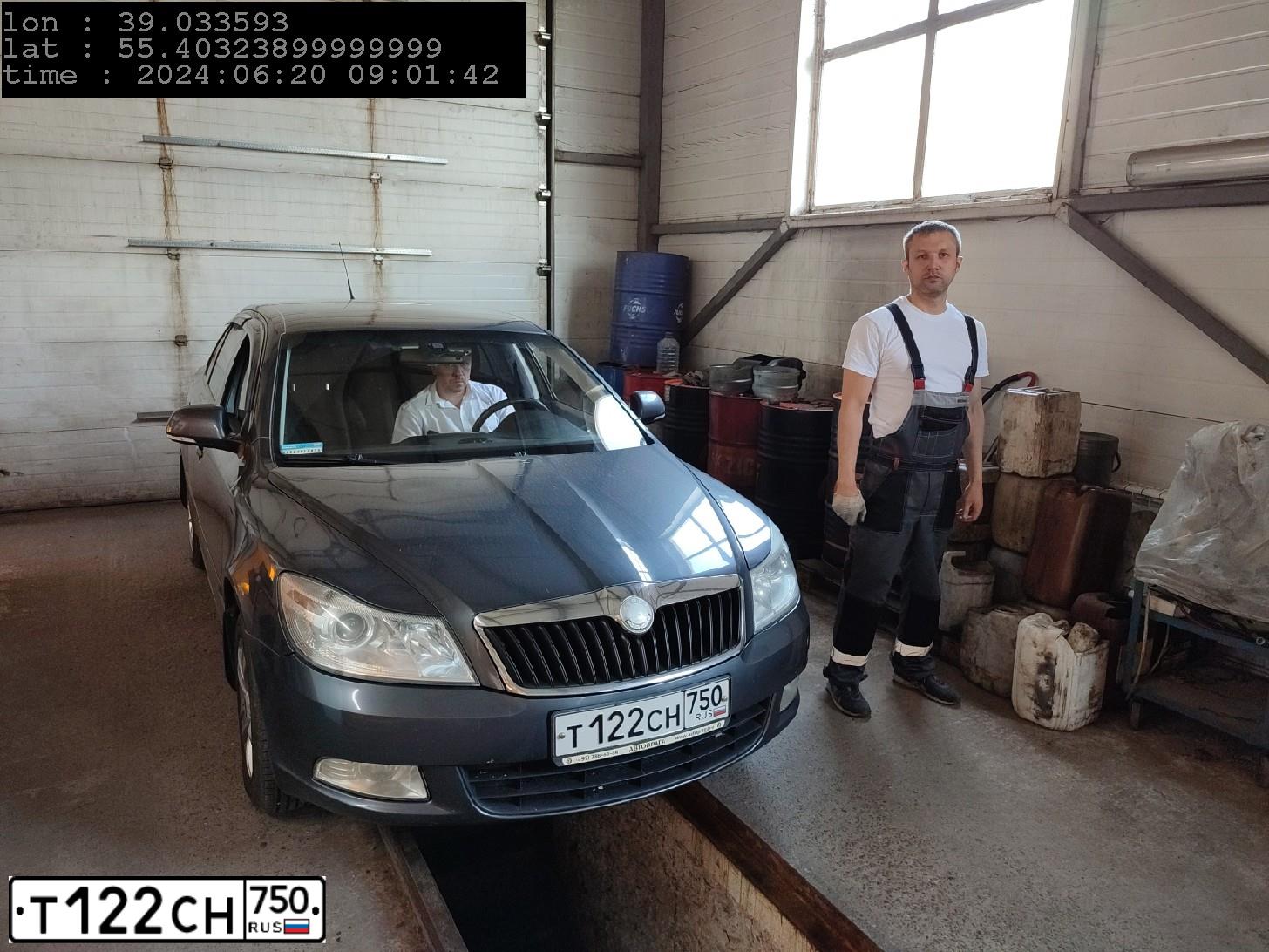 Фото автомобиля SKODA OCTAVIA, 2009 — госномер Е301РХ199. Цвет: ТЕМНО-СЕРЫЙ