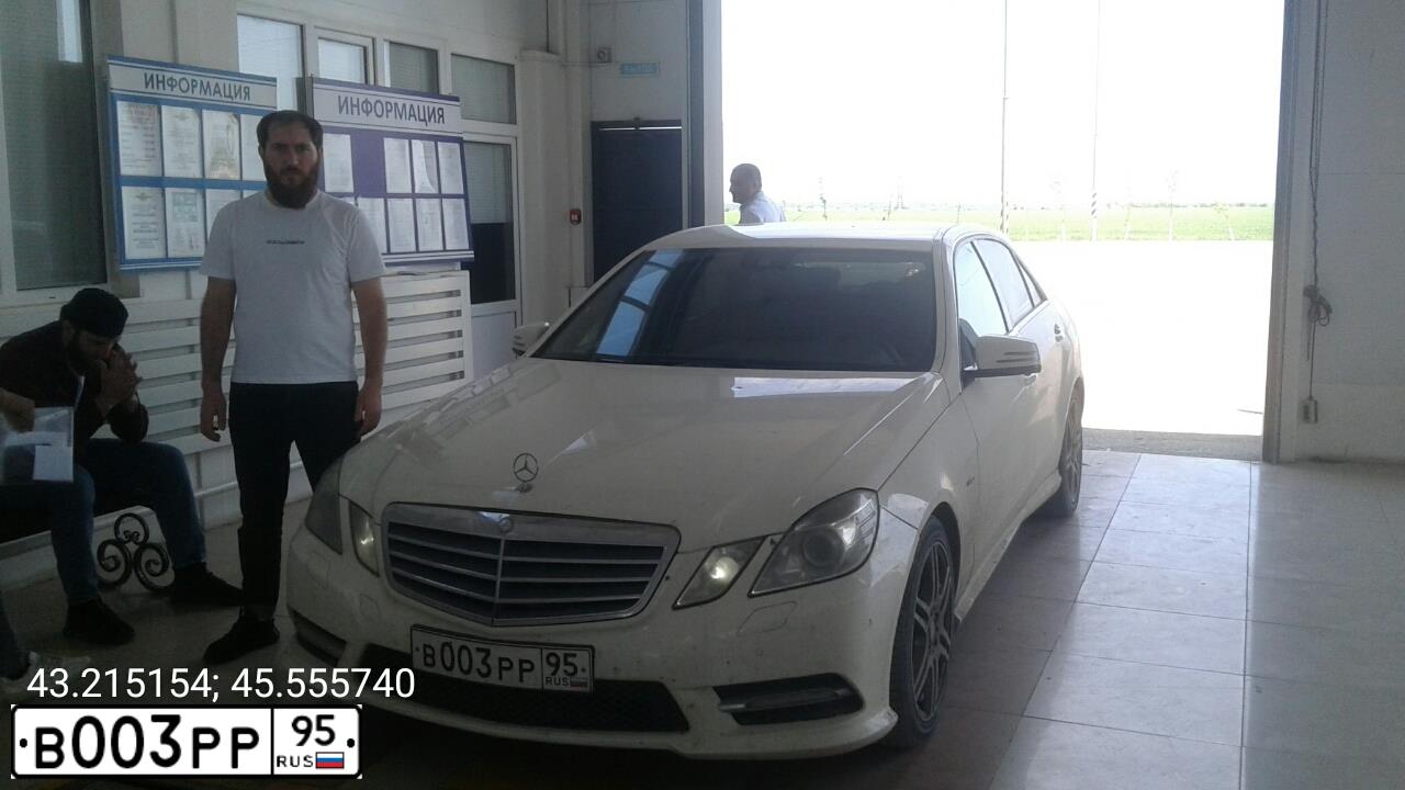 Фото автомобиля MERCEDES E-KLASSE, 2012 — госномер В003РР95. Цвет: Белый