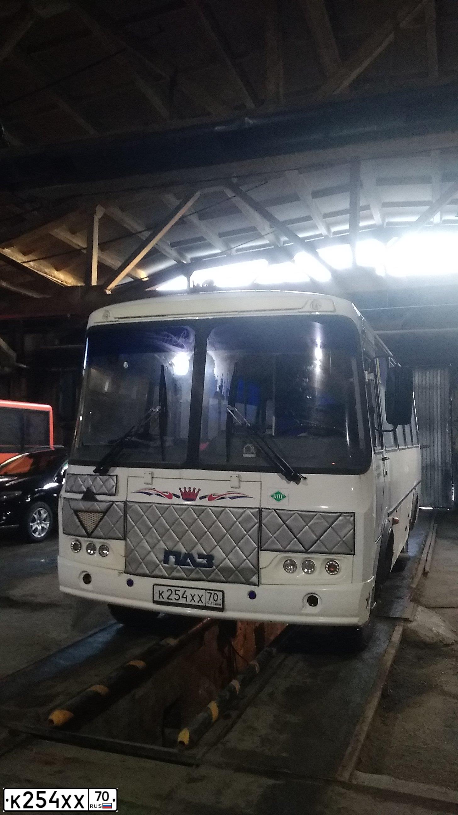 Фото автомобиля PAZ 3205, 2019 — госномер Р803КЕ70. Цвет: Белый
