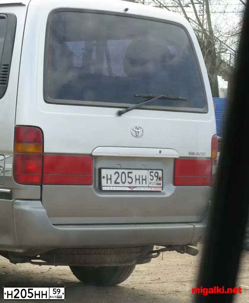 Фото автомобиля TOYOTA HIACE, 1993 — госномер Х666РТ66. Цвет: СЕРЫЙ