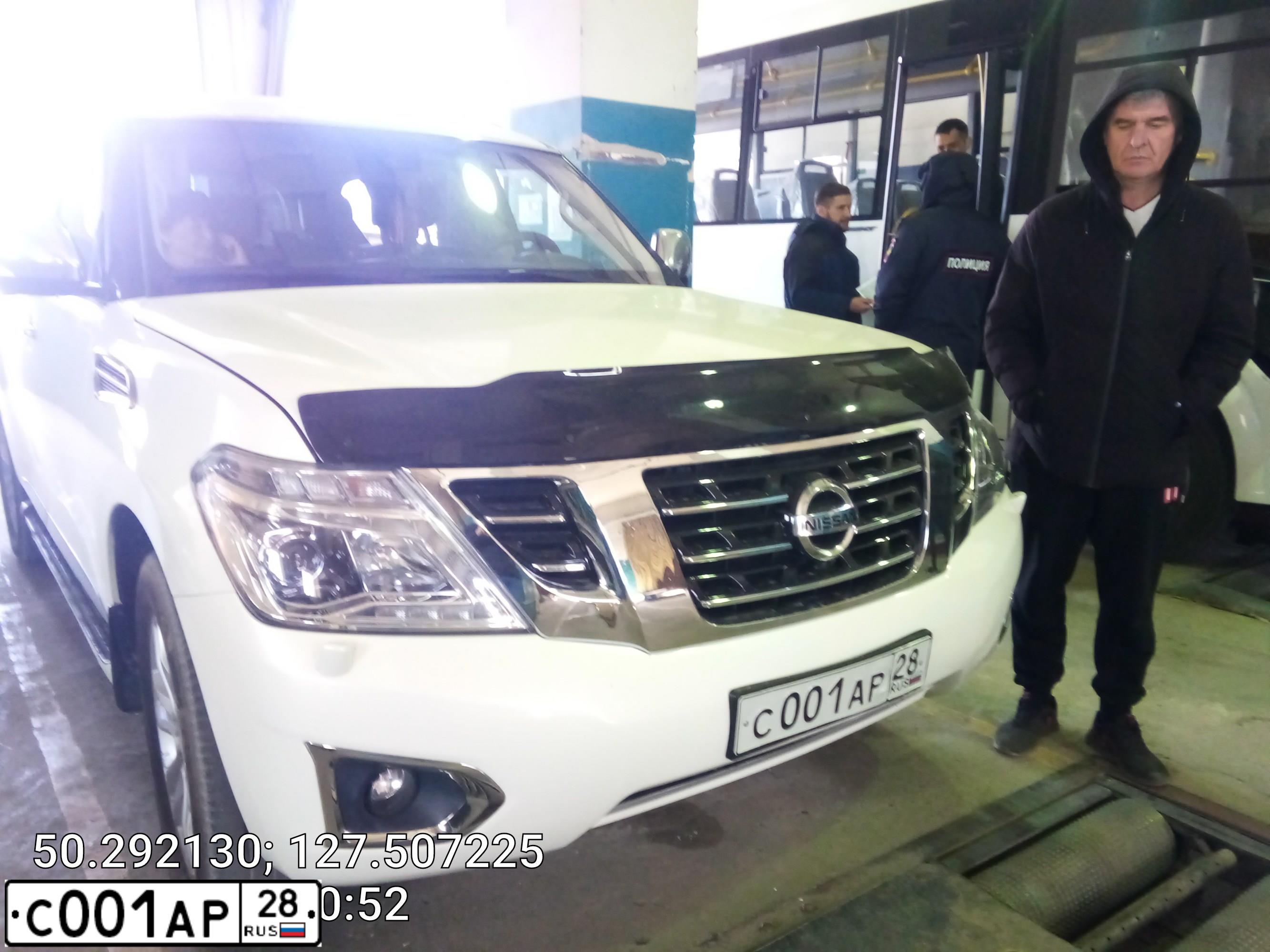 Фото автомобиля NISSAN PATROL, 2011 — госномер С001АР28. Цвет: Белый