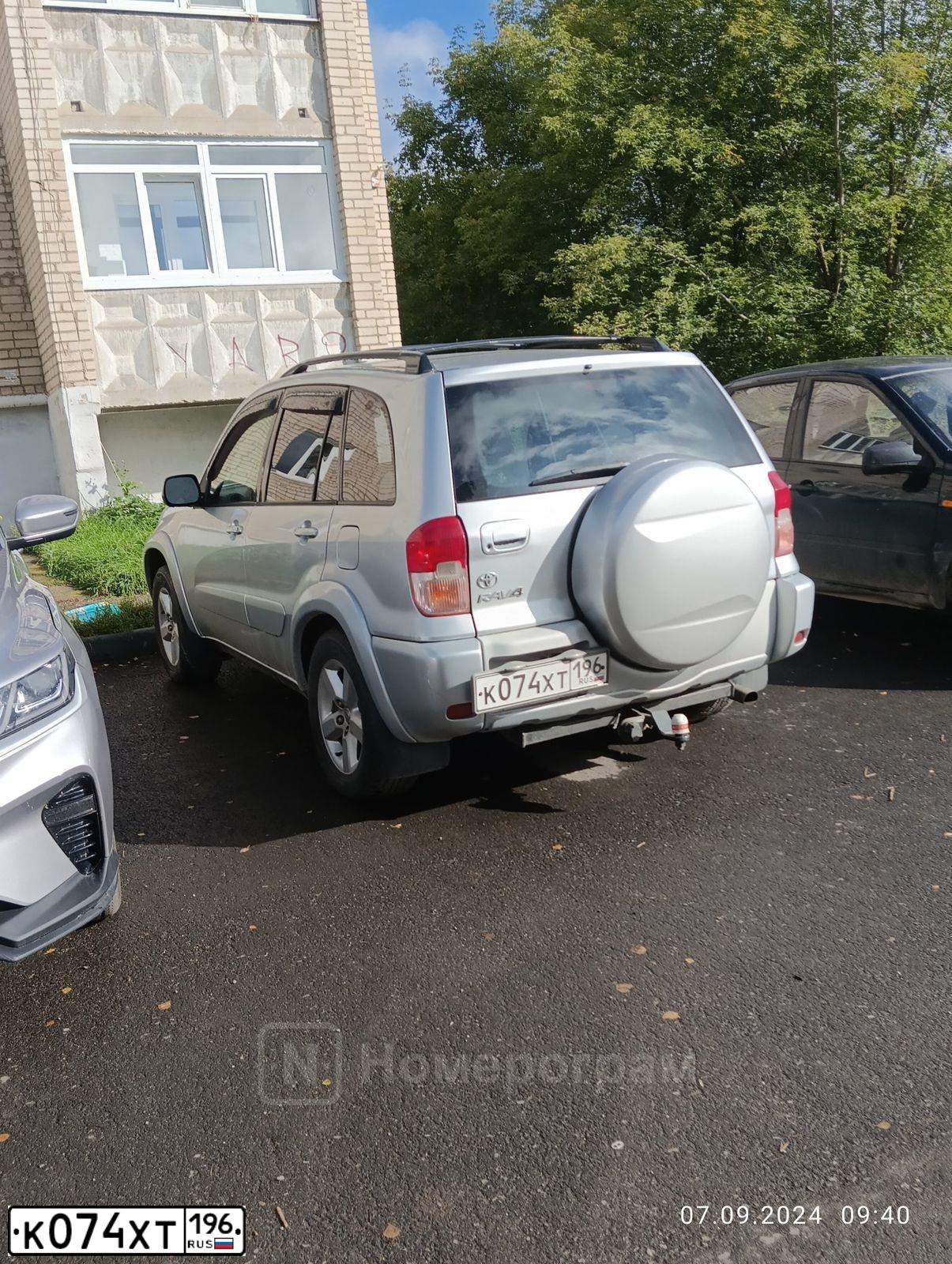 Фото автомобиля TOYOTA RAV4, 2001 — госномер К074ХТ196. Цвет: Серебристый