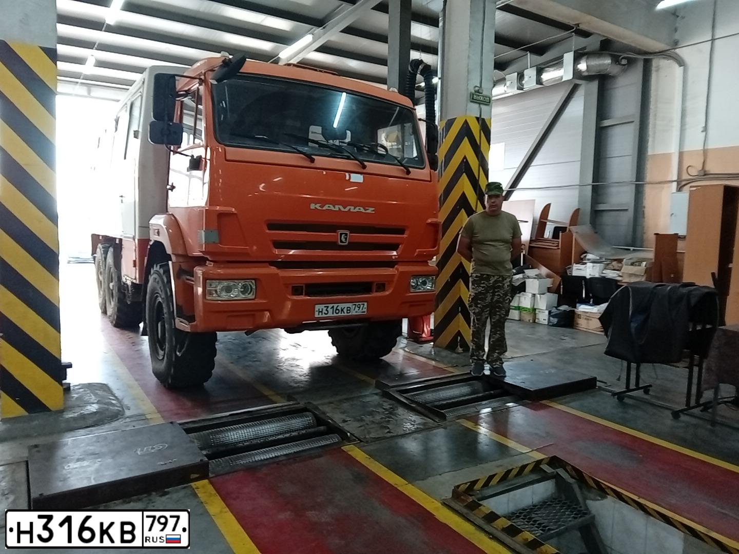 Фото автомобиля NEFAZ 4208 /KAMAZ 4310 6X6/, 2014 — госномер А745ОА797. Цвет: Оранжевый