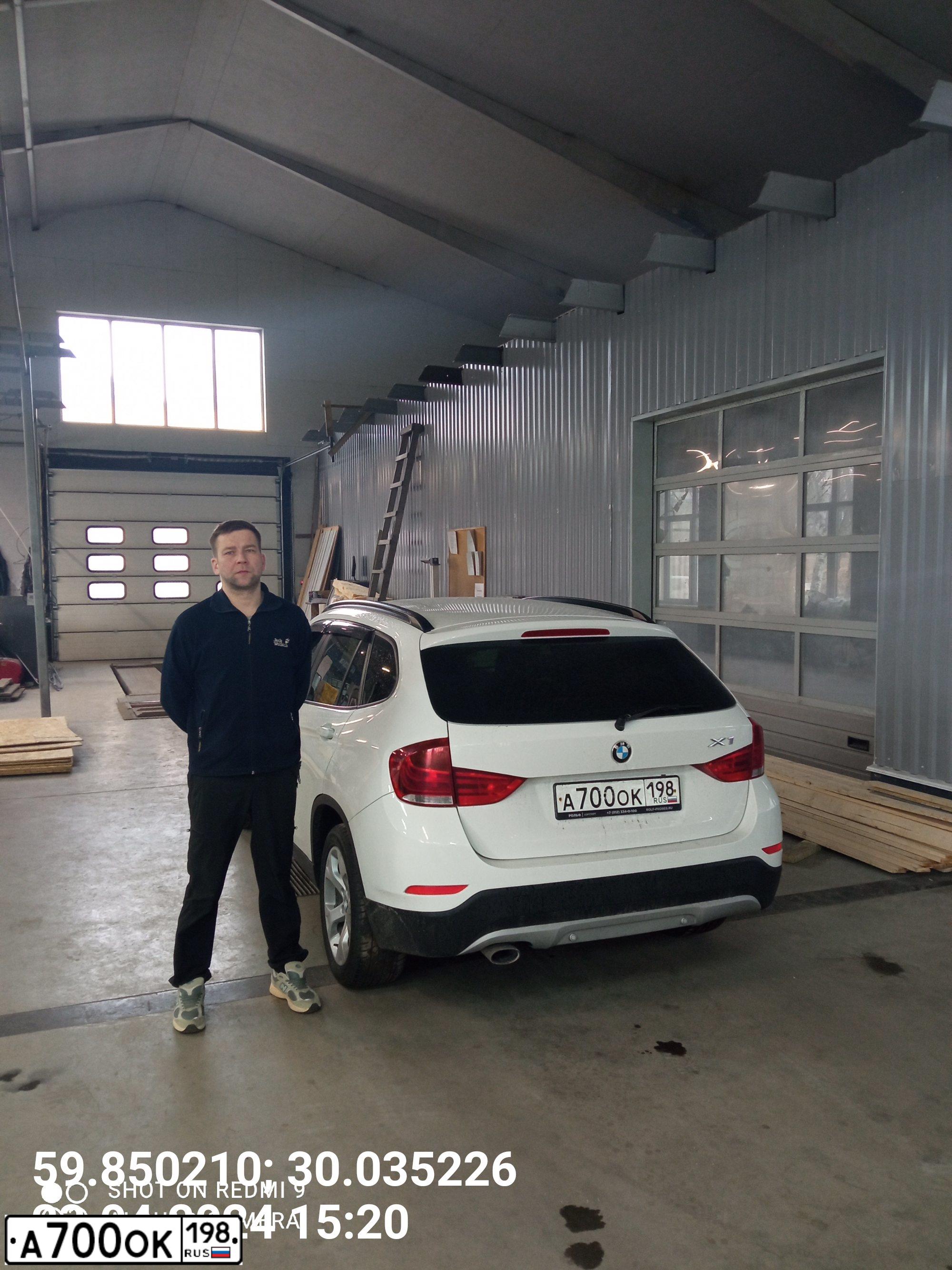 Фото автомобиля BMW X1, 2013 — госномер А700ОК198. Цвет: Белый