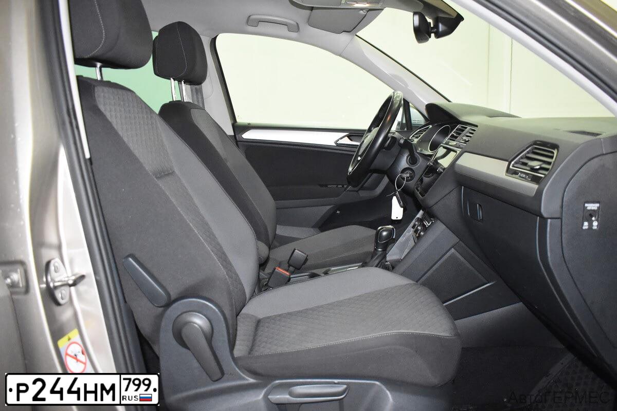 Фото автомобиля VOLKSWAGEN TIGUAN, 2019 — госномер М068ЕМ977. Цвет: БЕЖЕВЫЙ